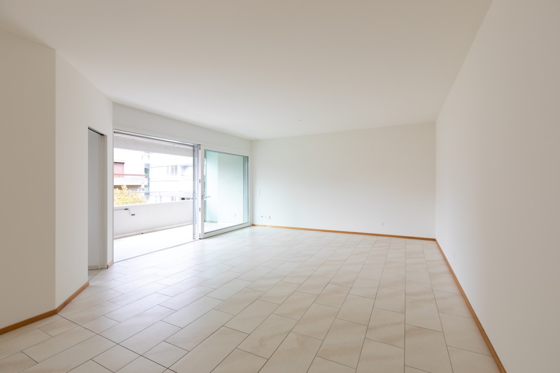 Heller leerer Wohnraum mit Terrasse