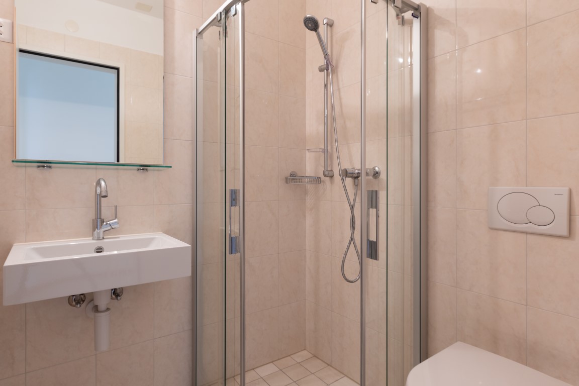 Modernes Bad mit Dusche und Waschbecken