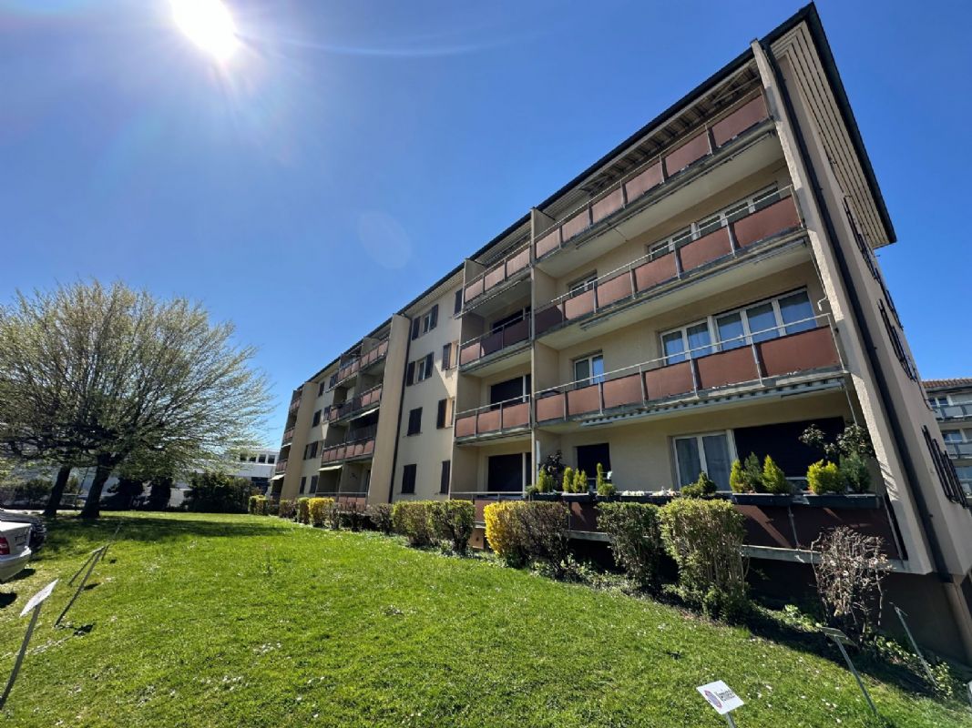 Mehrfamilienhaus mit Balkonen