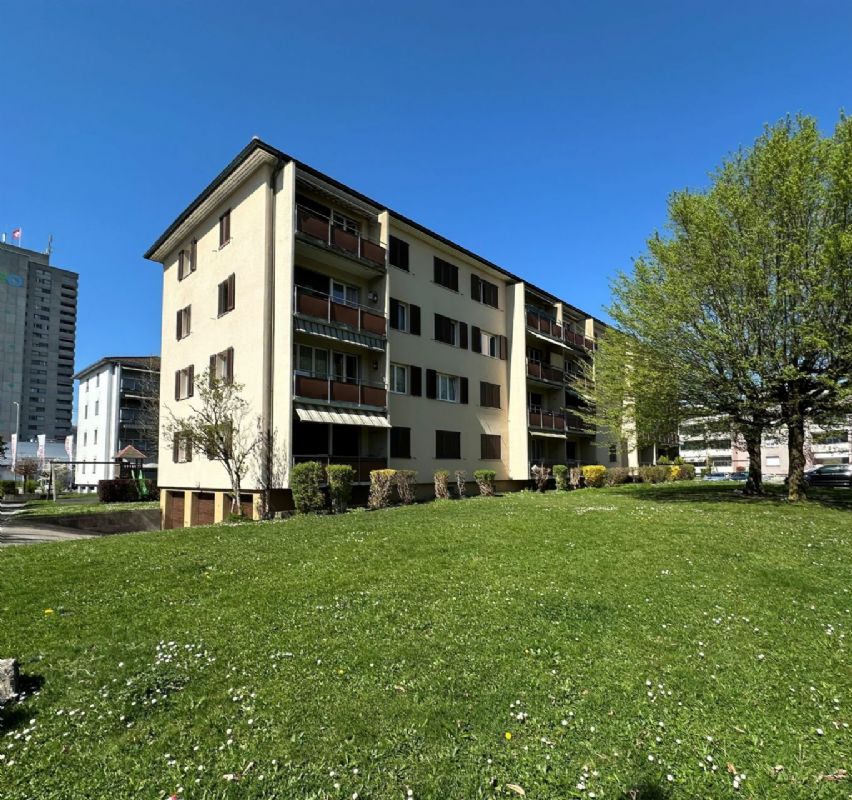 Mehrfamilienhaus mit Grünfläche