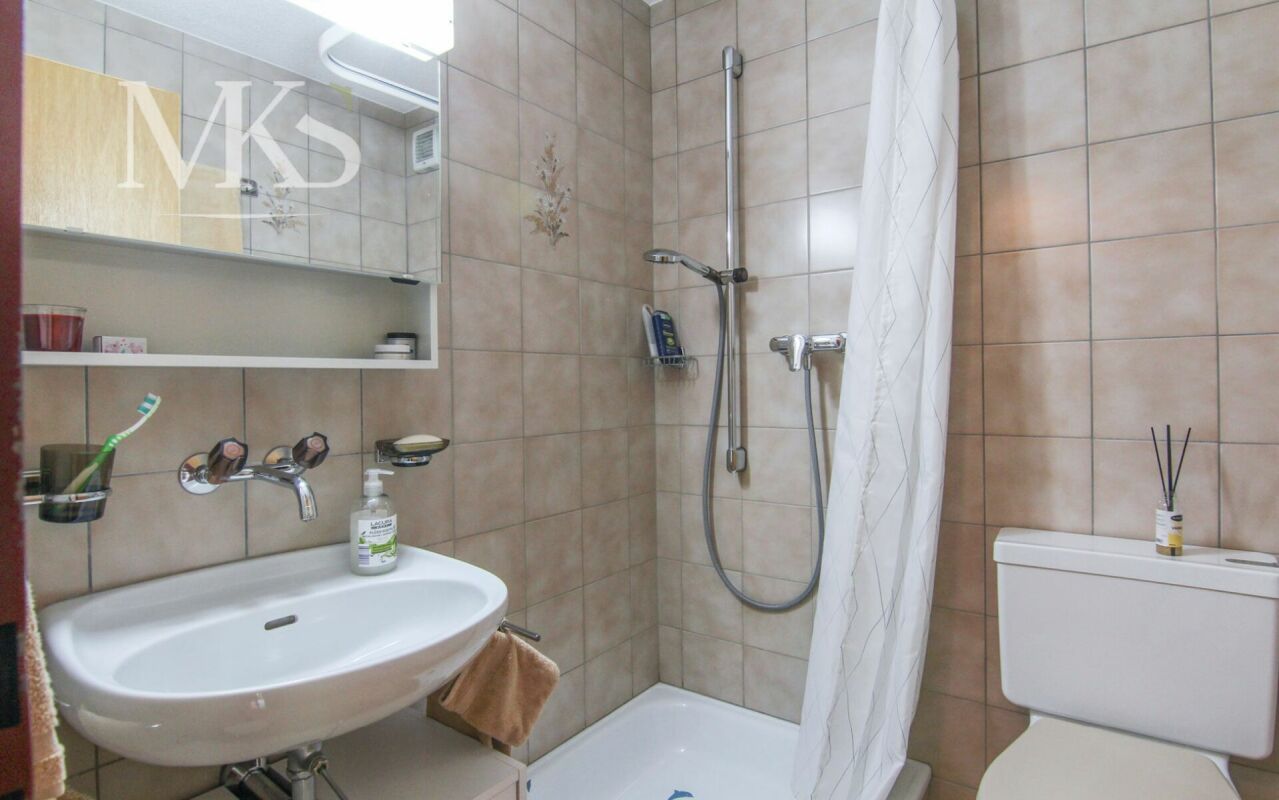 Badezimmer mit Dusche und WC
