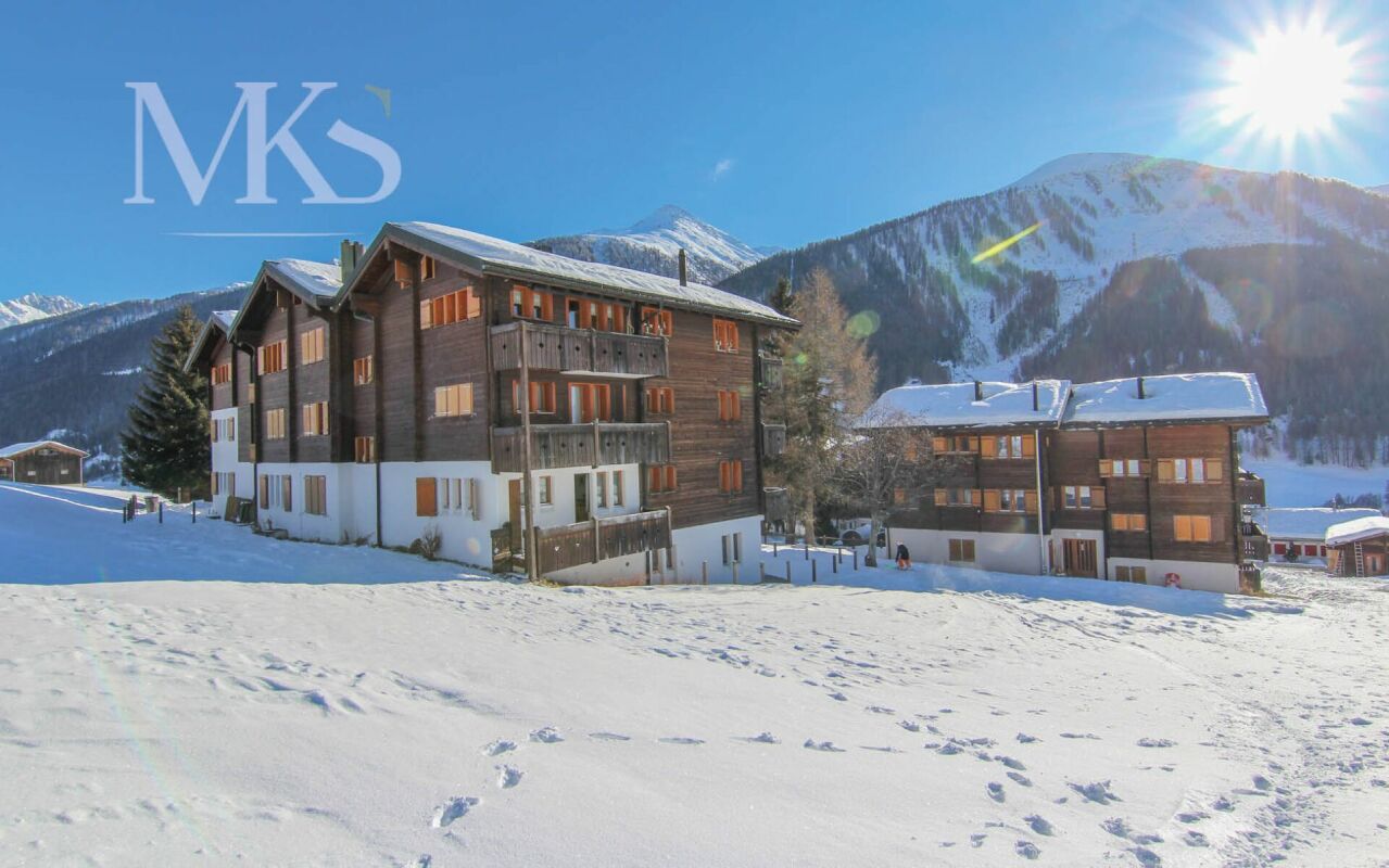 Alpines Chalet mit Schneelandschaft