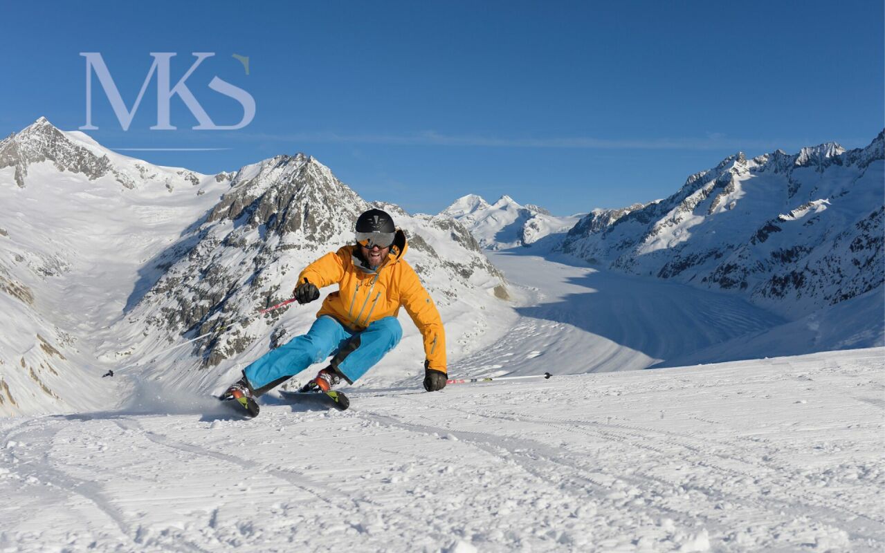 Skifahrer vor alpiner Schneelandschaft
