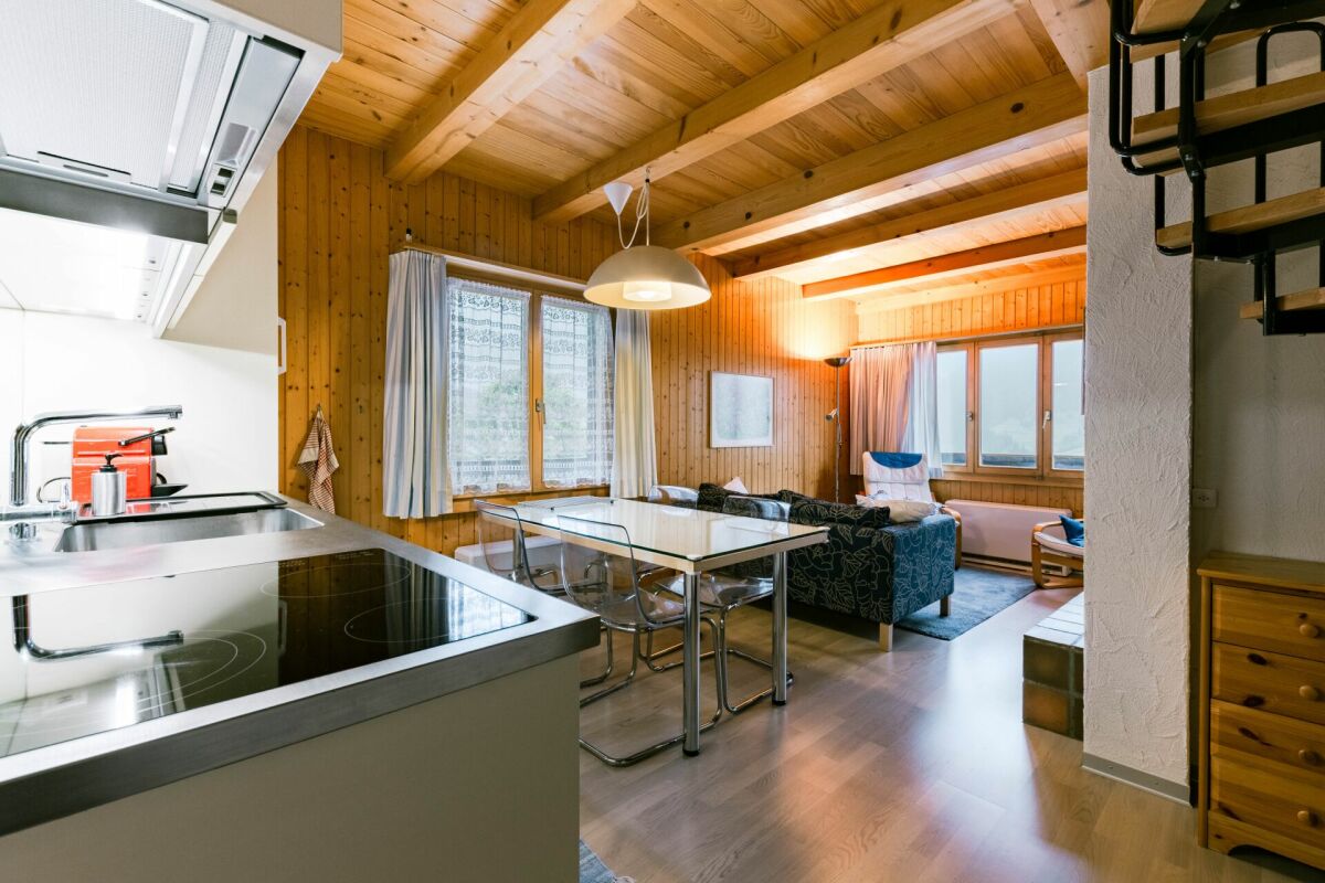 Wohnbereich mit offener Küche und Holzdecke
