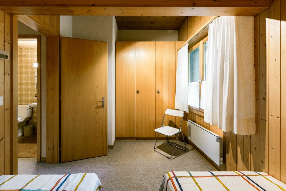 Schlafzimmer mit Holzvertäfelung