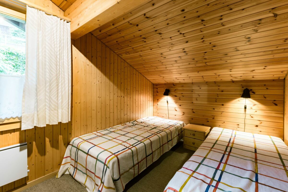 Doppelzimmer mit Holzvertäfelung