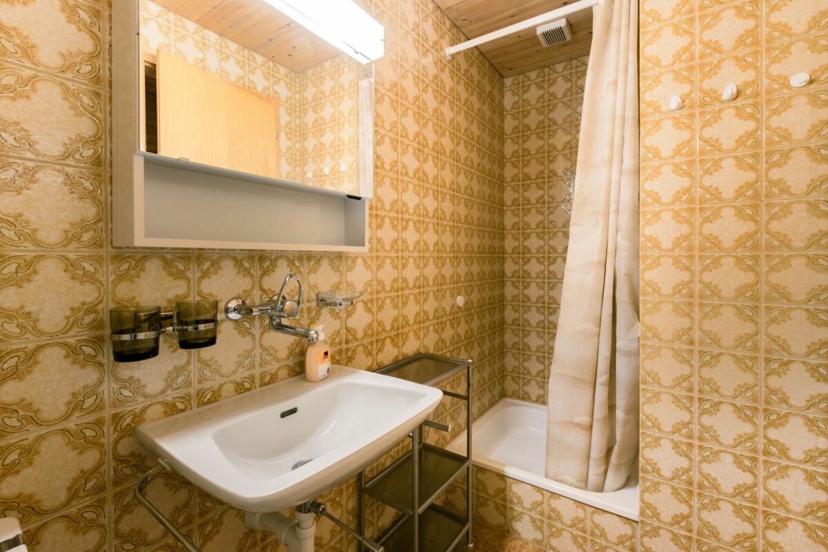Retro-Badezimmer mit Badewanne und Waschtisch