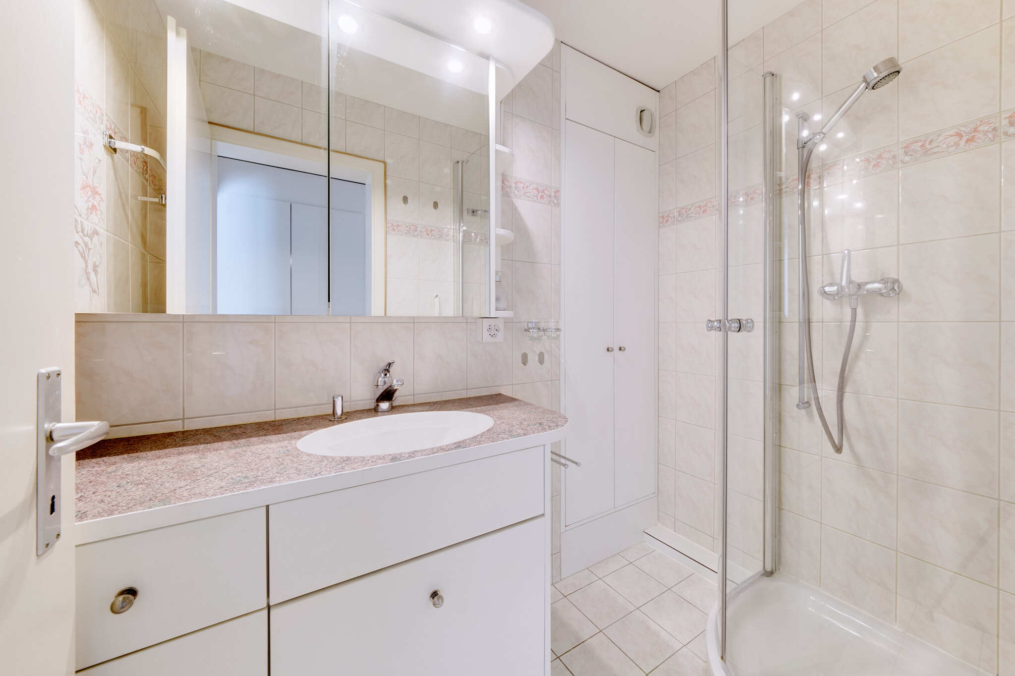 Helles Badezimmer mit Dusche und Waschtisch
