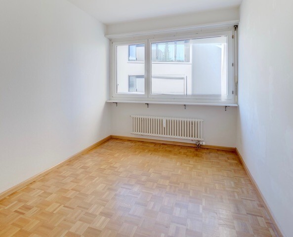 Leerer heller Raum mit Fenster und Heizkörper
