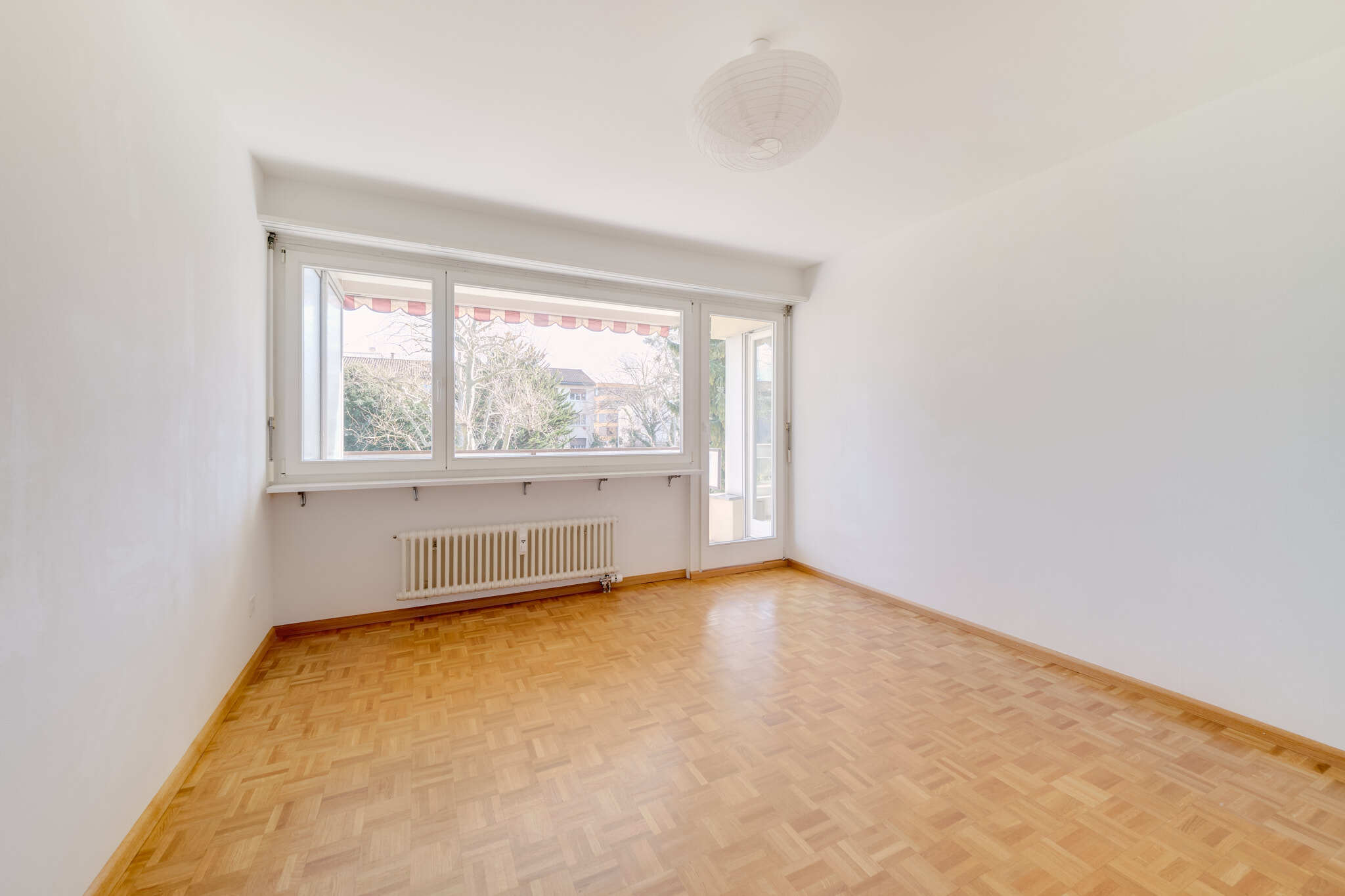 Leerer, heller Raum mit Fensterfront