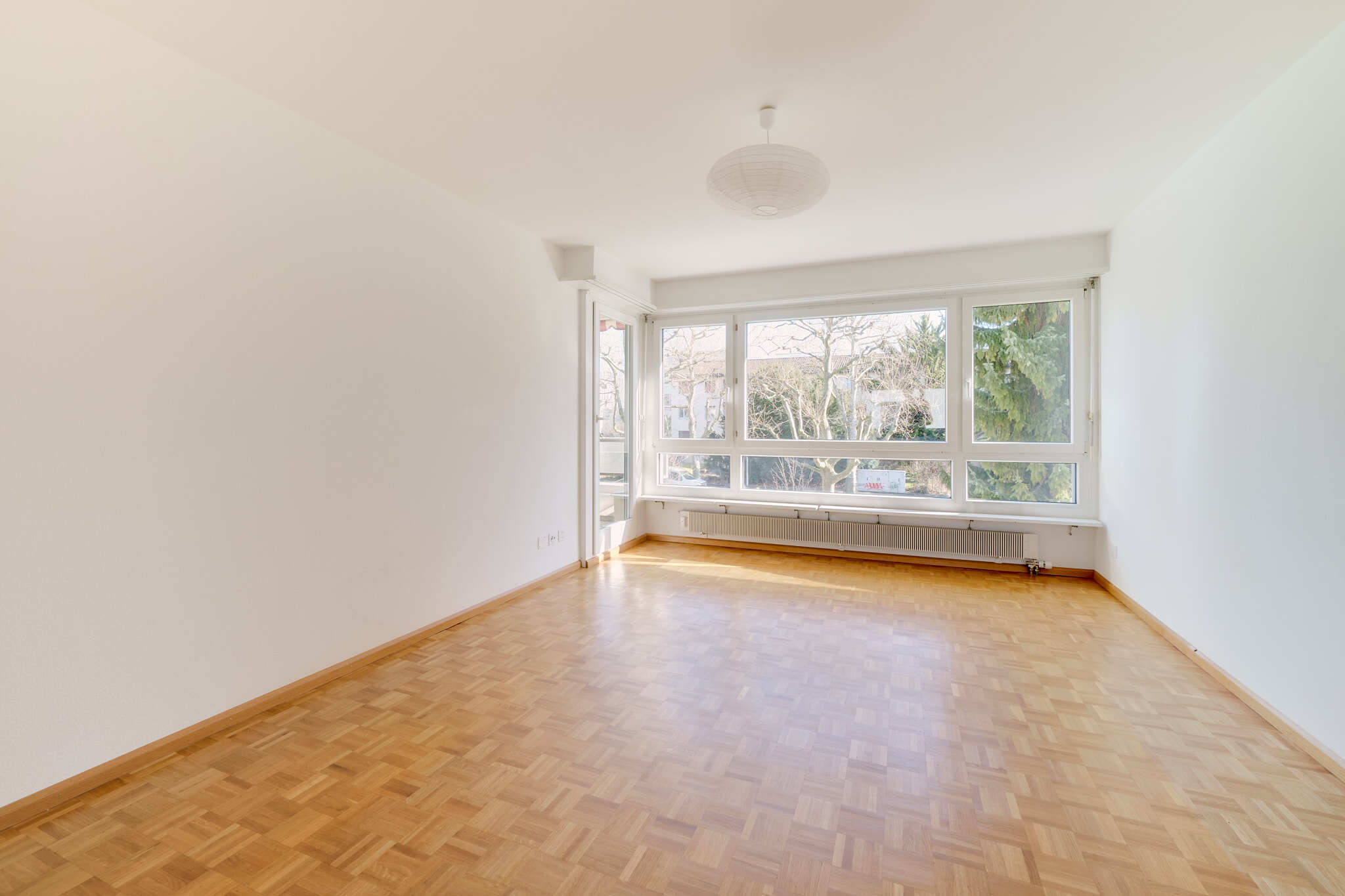 Heller leerer Wohnraum mit großem Fensterfront