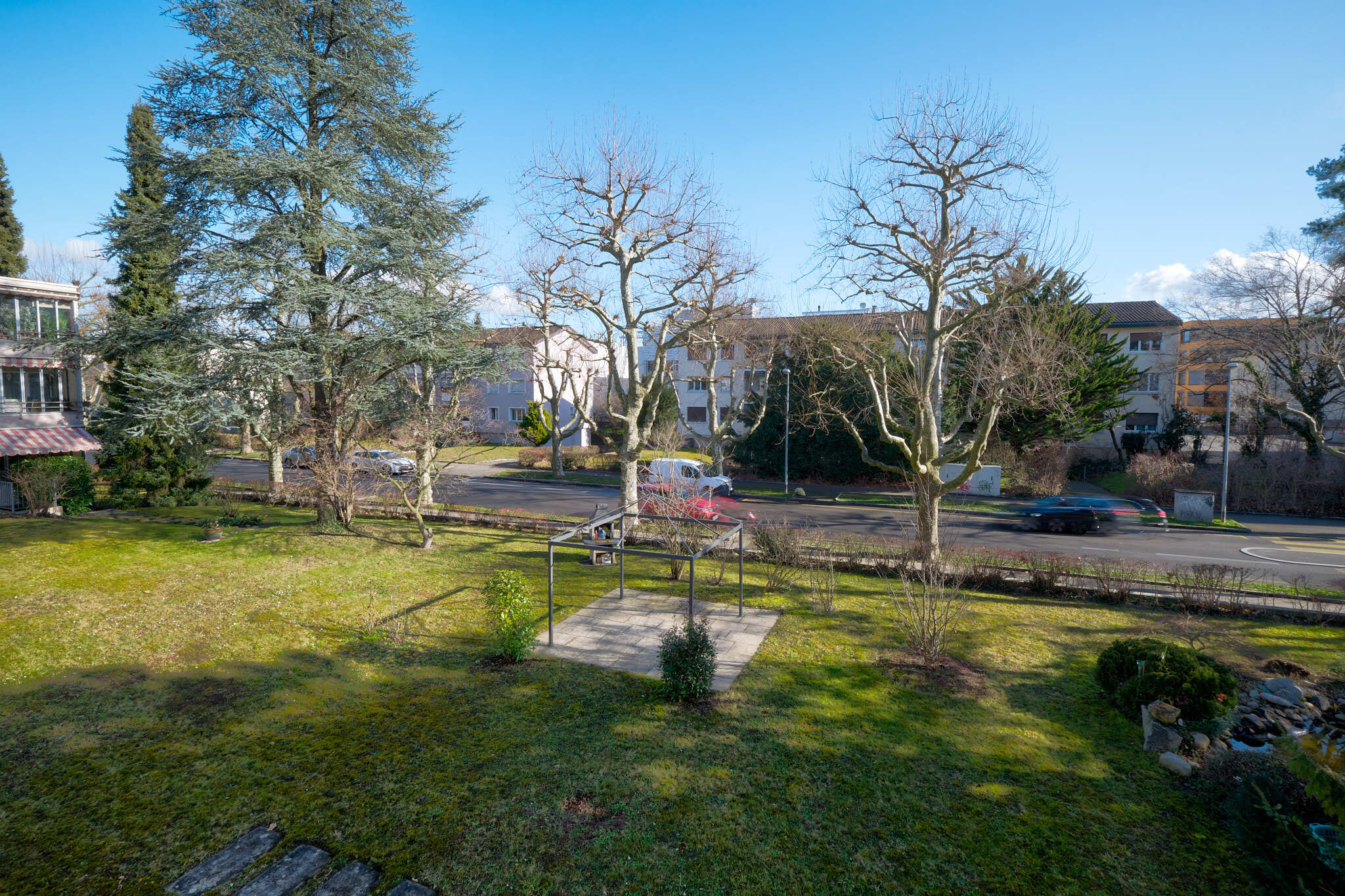 Blick auf Garten und Straße
