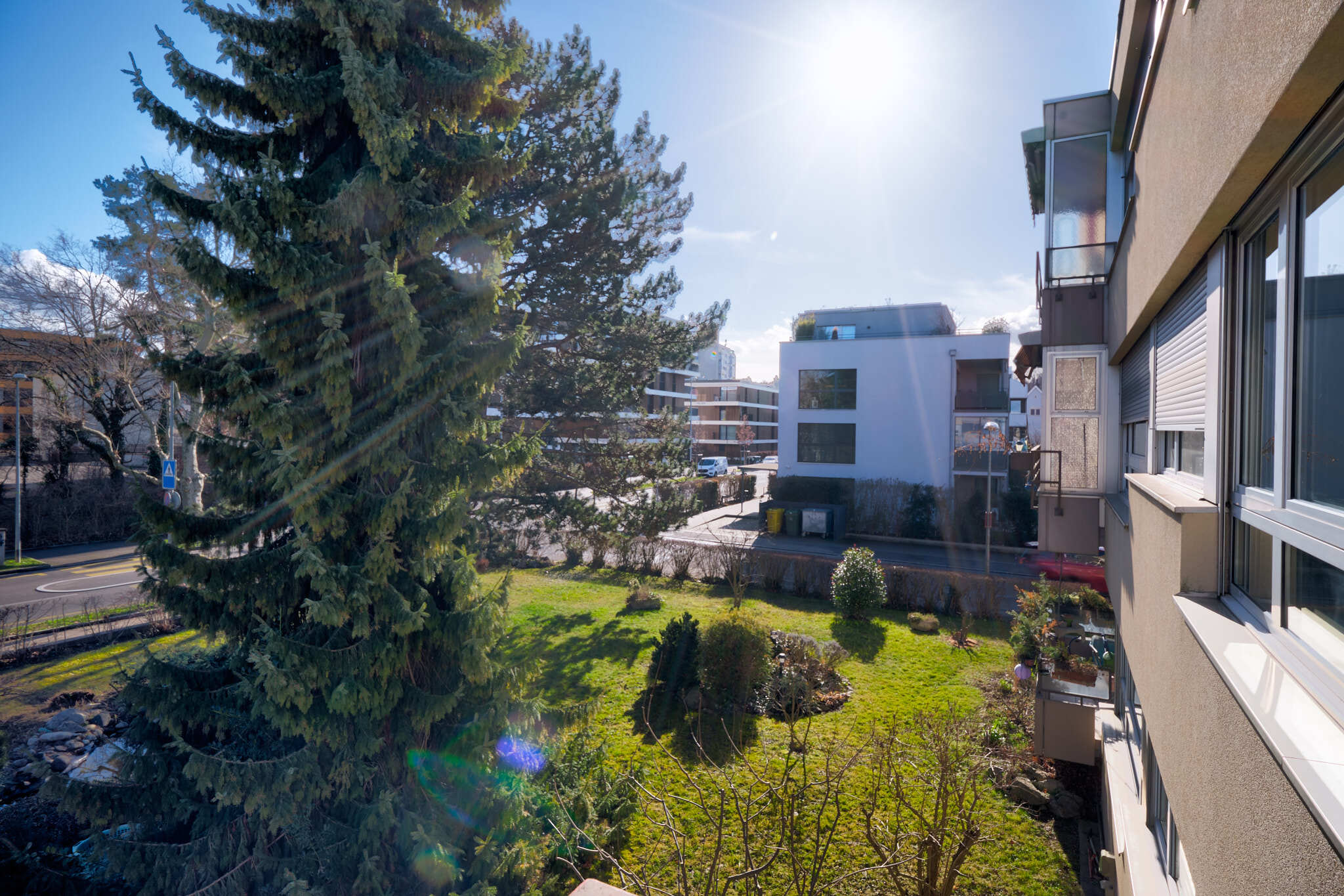 Blick vom Balkon auf Garten und Nachbargebäude