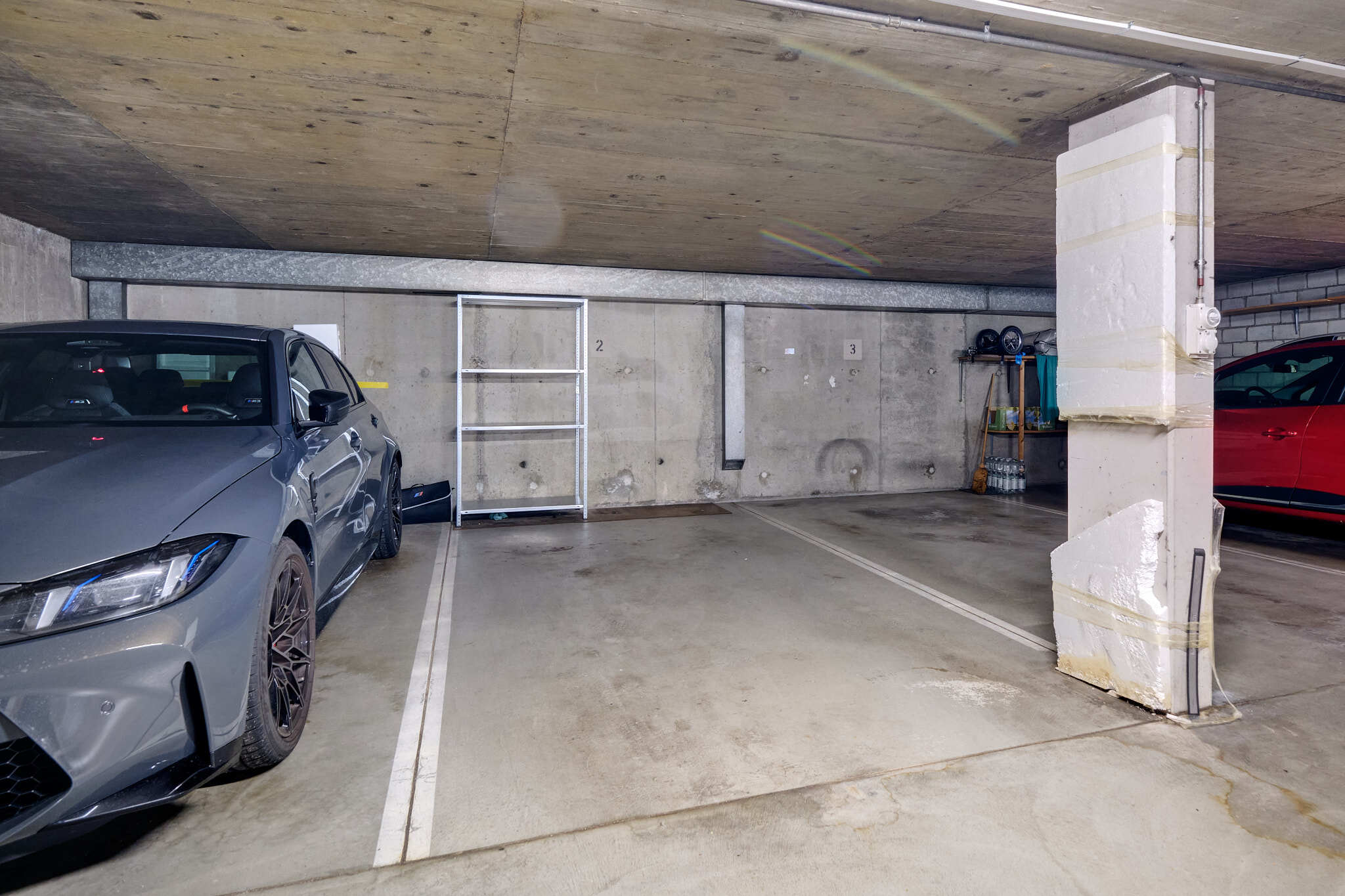 Tiefgarage mit mehreren Stellplätzen