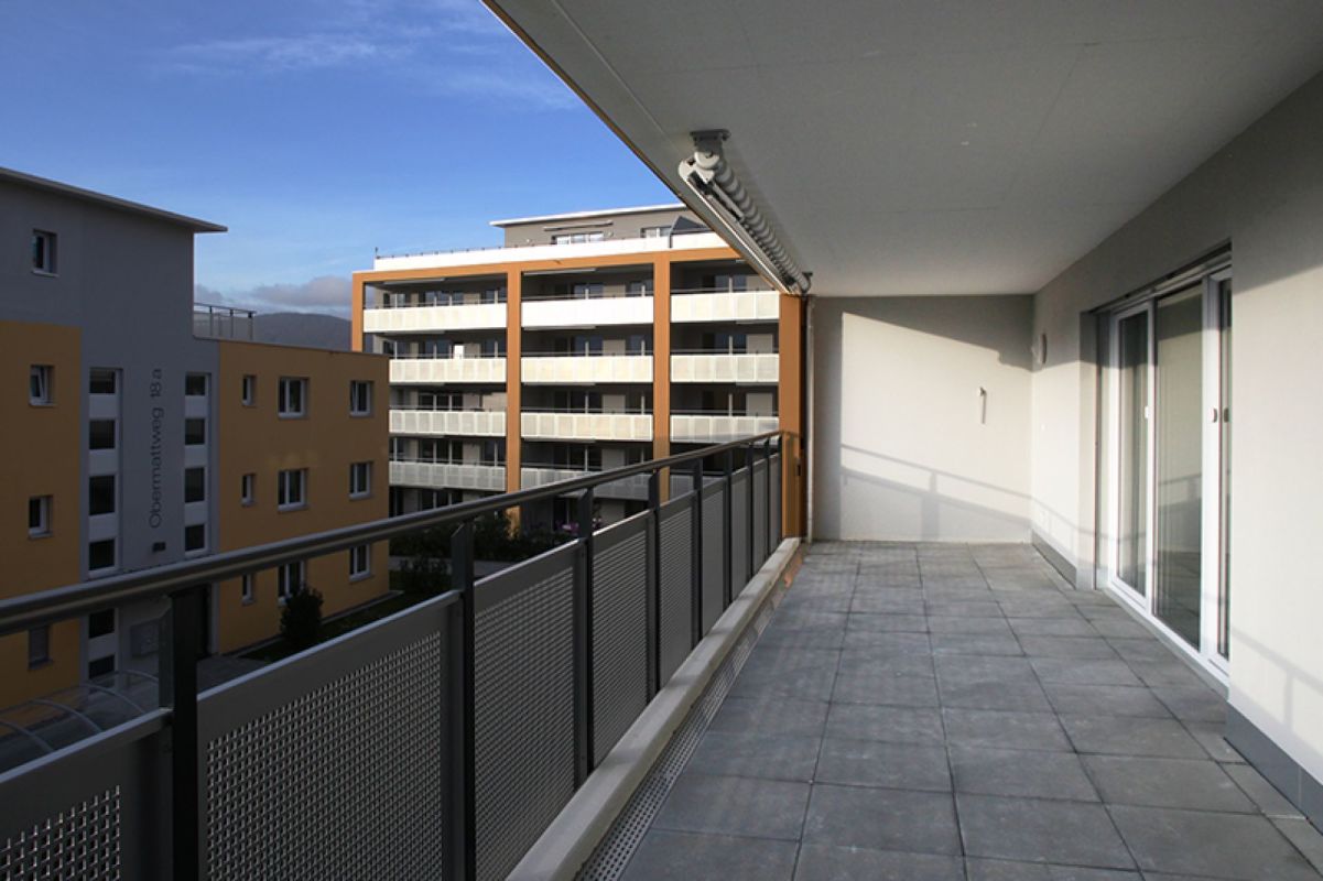 Balkon mit Blick auf Wohnanlagen