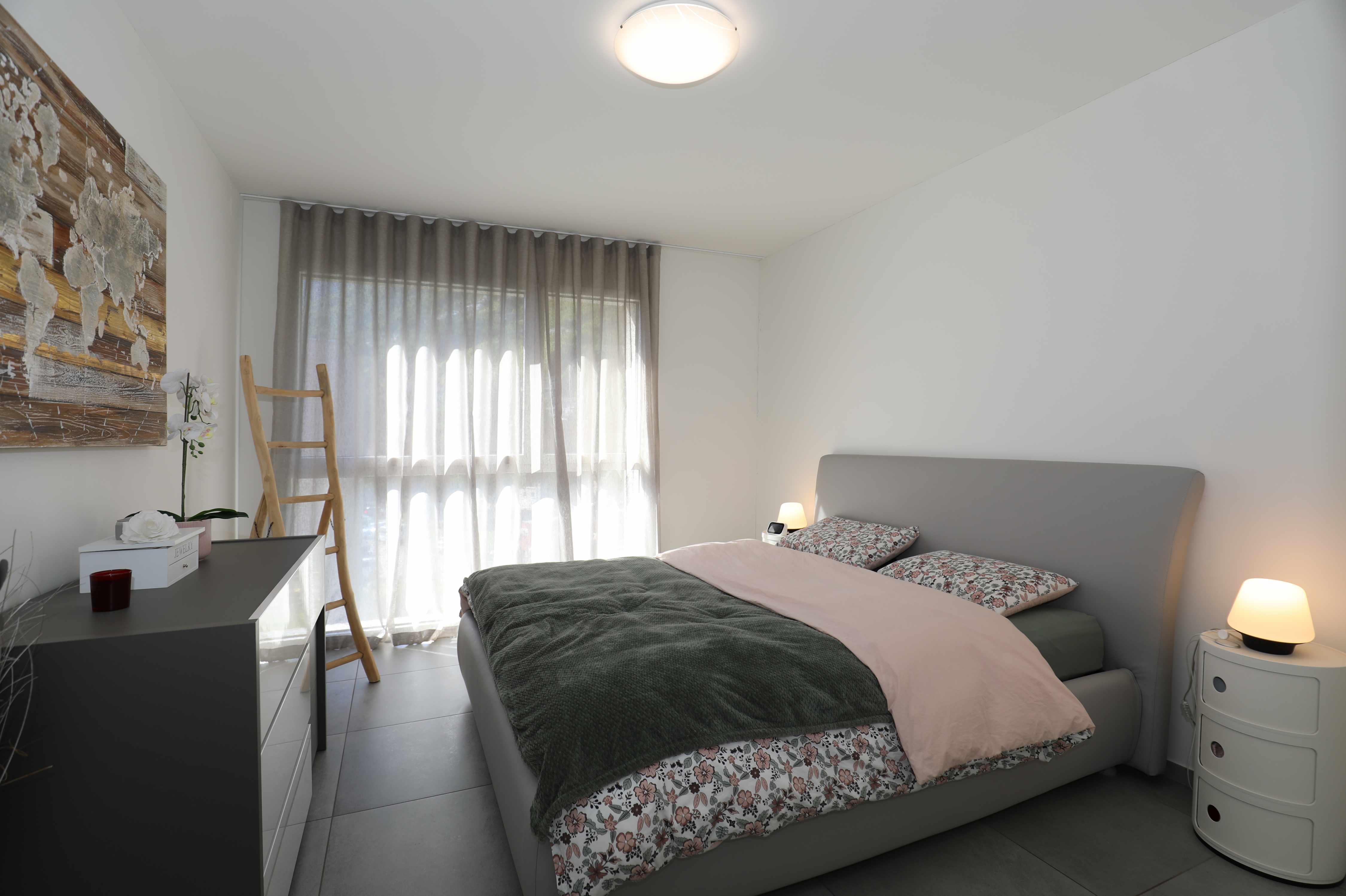 Modernes Schlafzimmer mit Tageslicht