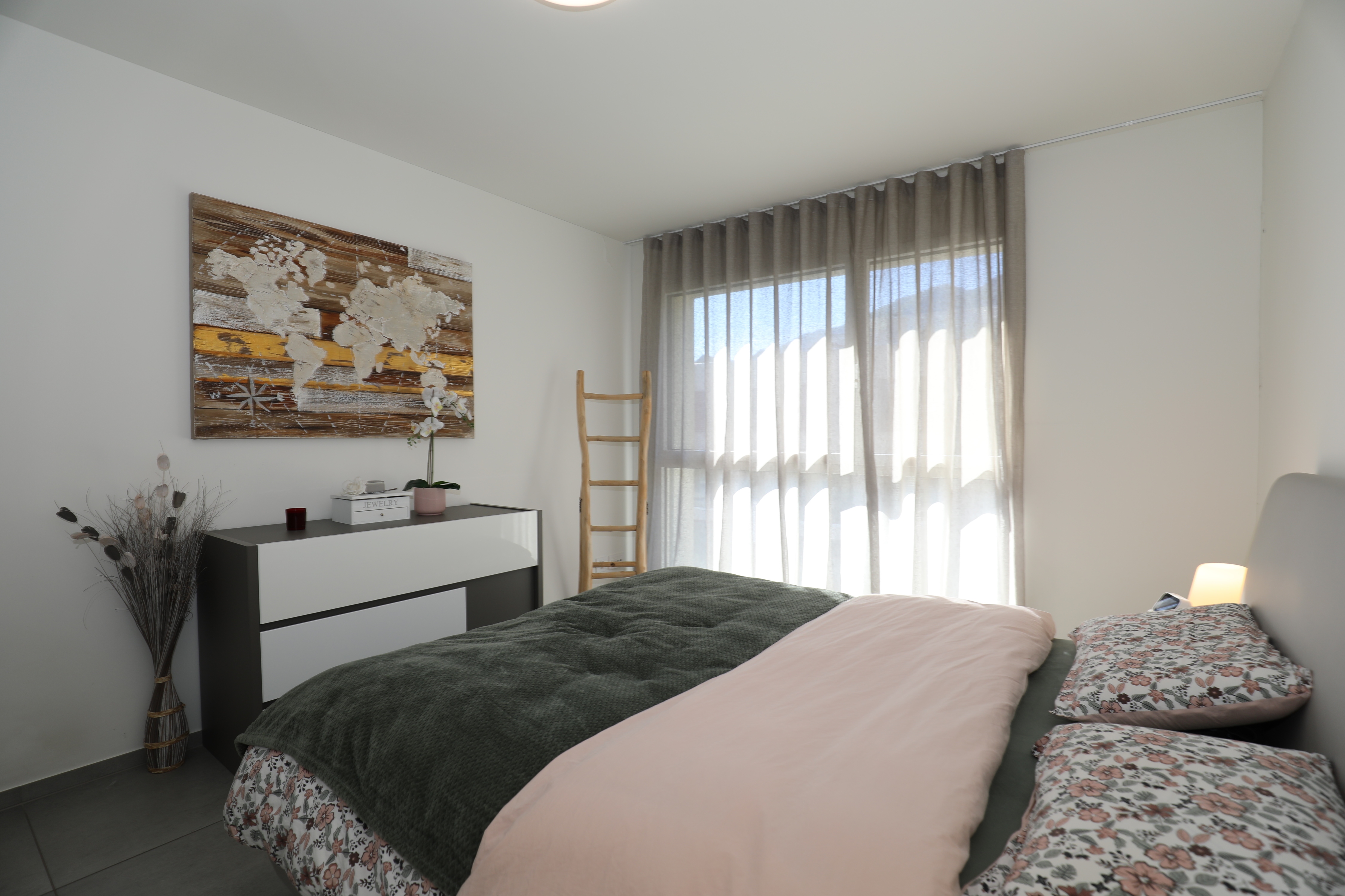 Helles Schlafzimmer mit moderner Einrichtung