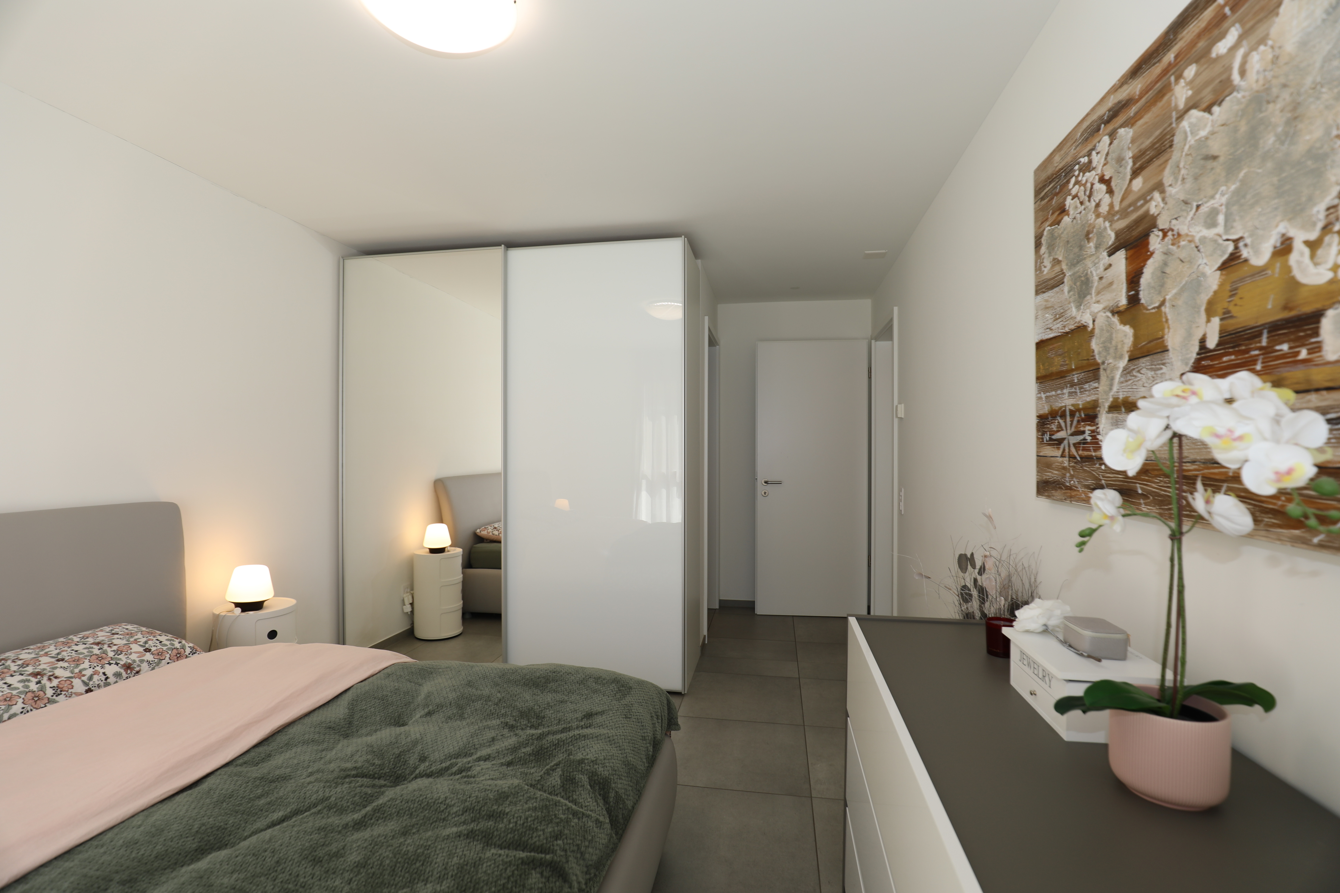 Modernes Schlafzimmer mit Schrankwand