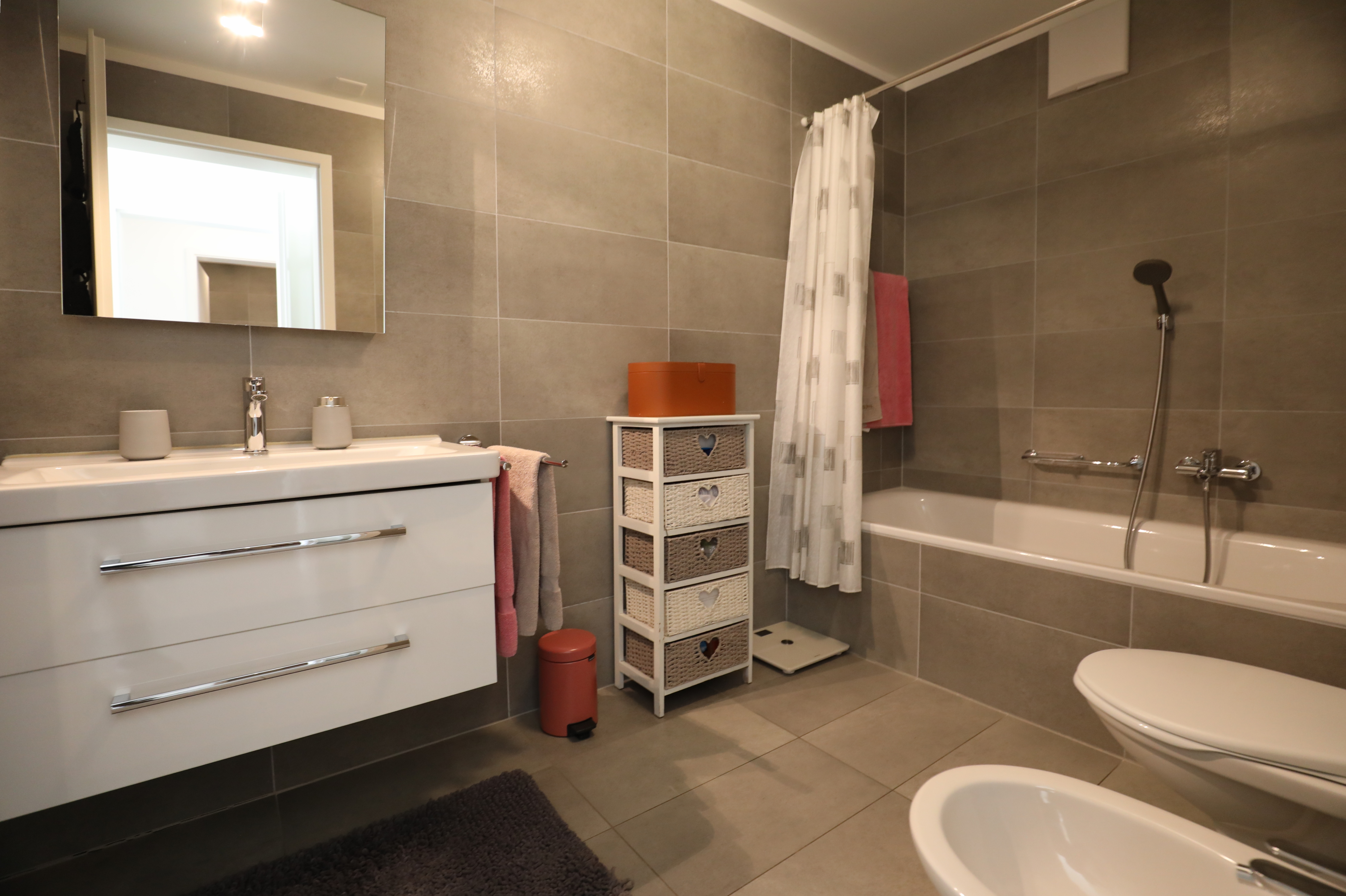 Modernes Badezimmer mit Wanne und Waschtisch