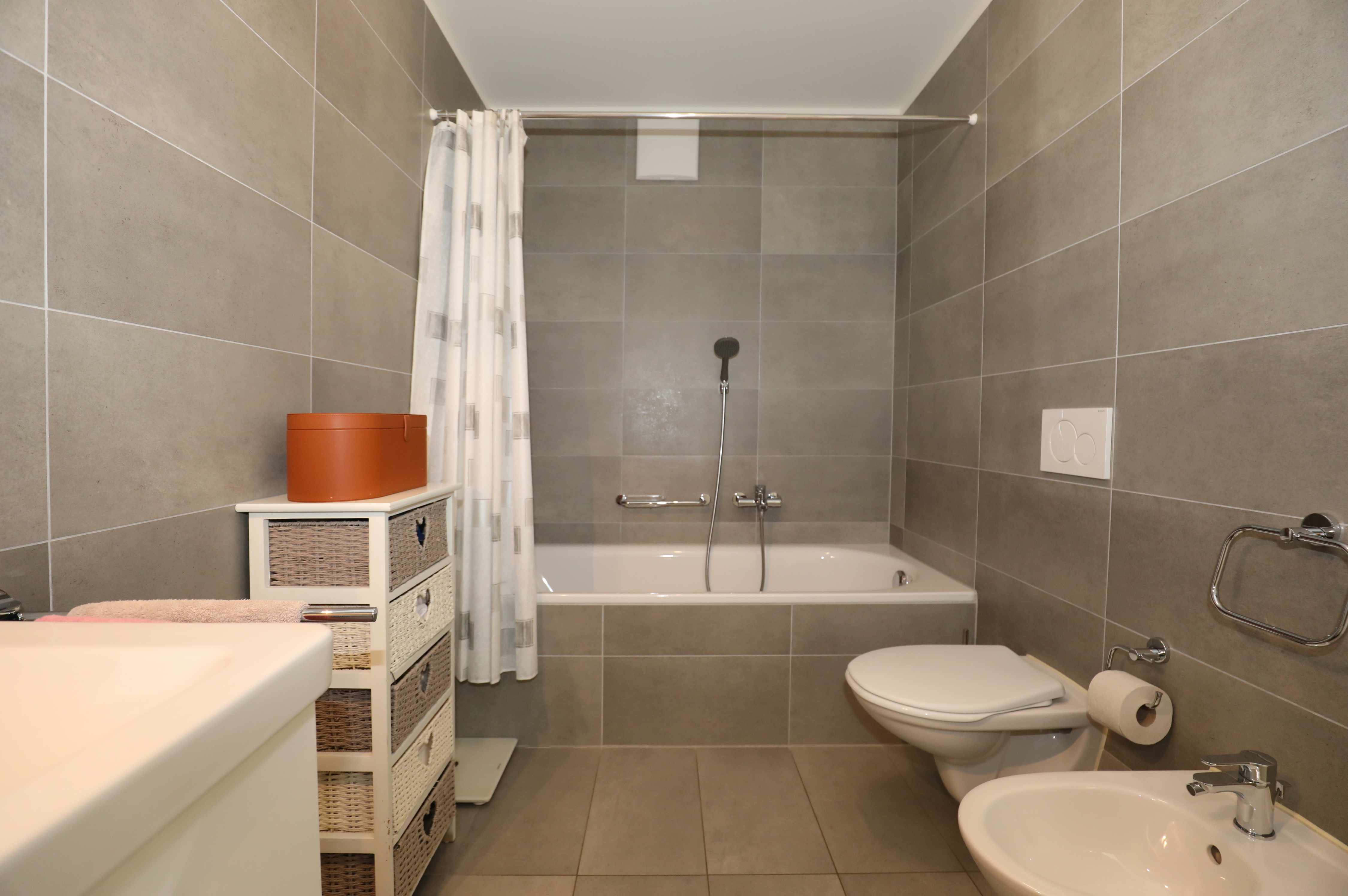 Modernes Badezimmer mit Badewanne und WC