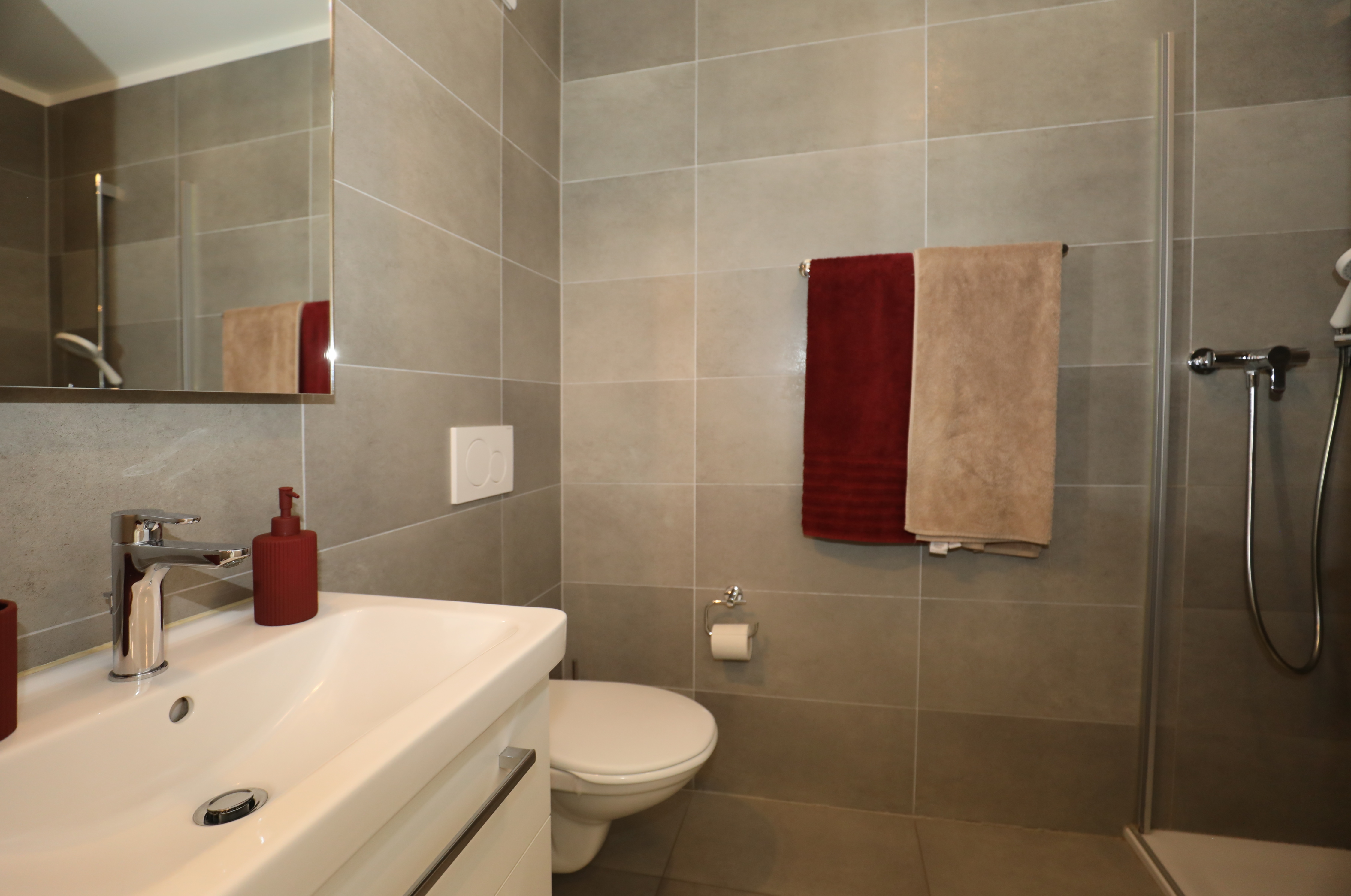 Modernes Badezimmer mit Dusche und Waschbecken