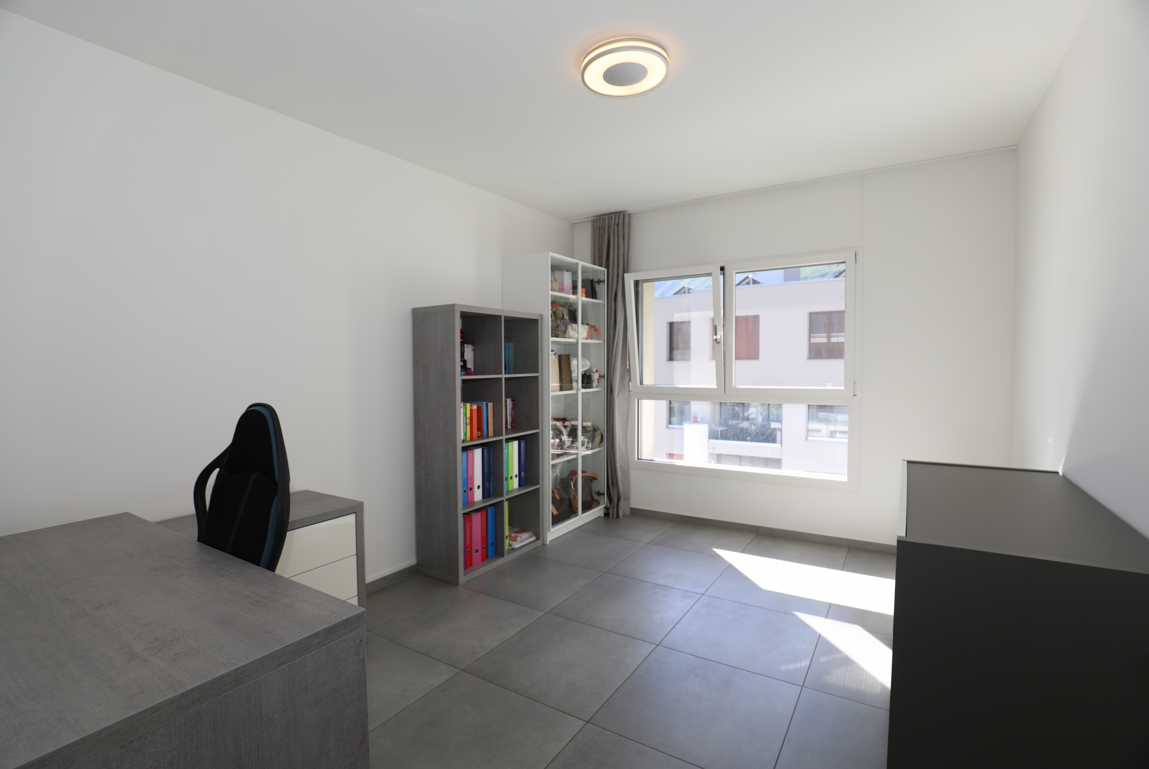 Modernes Arbeitszimmer mit Tageslicht