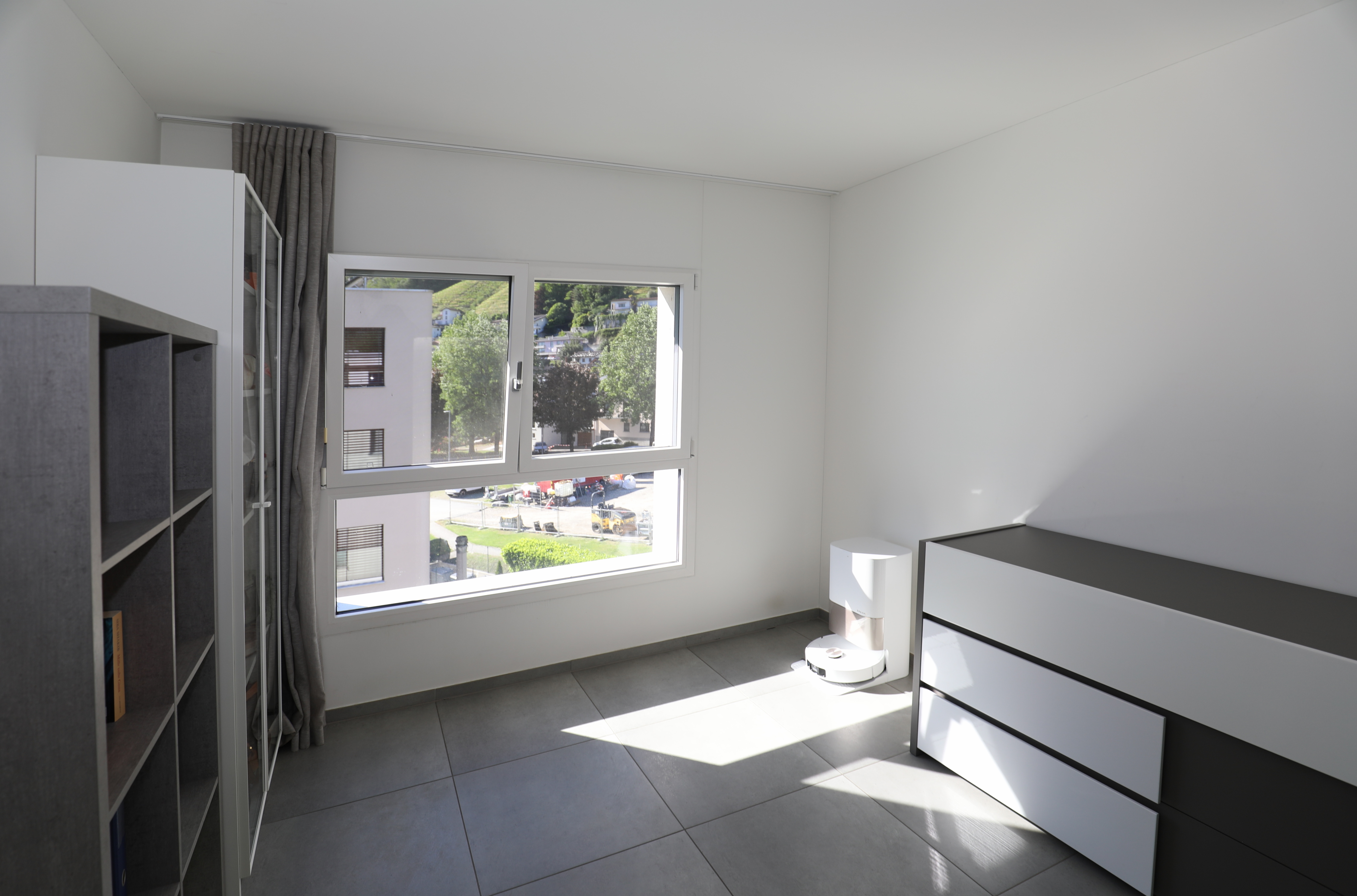 Helles Schlafzimmer mit großem Fenster