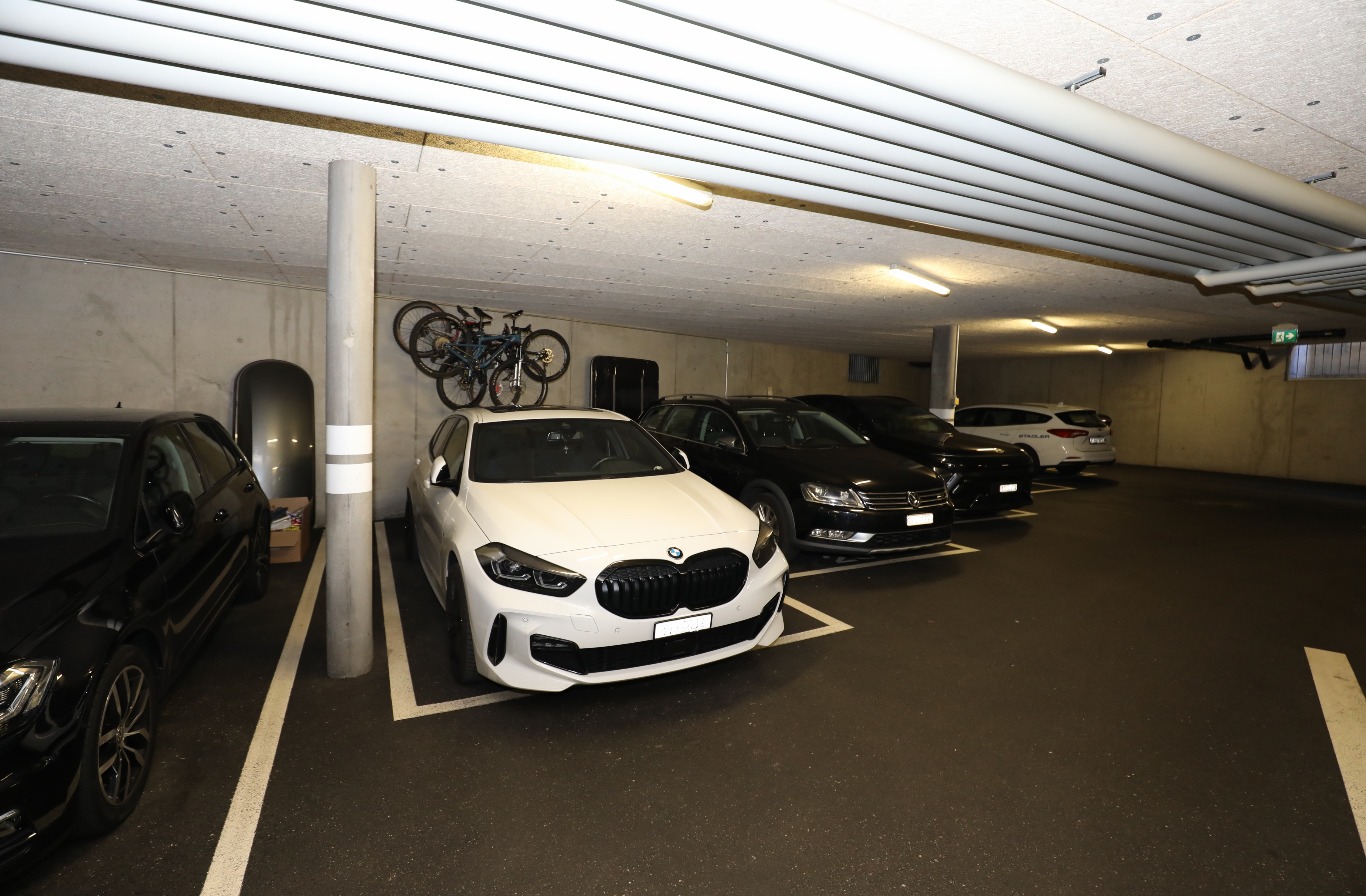 Tiefgarage mit abgestellten Autos