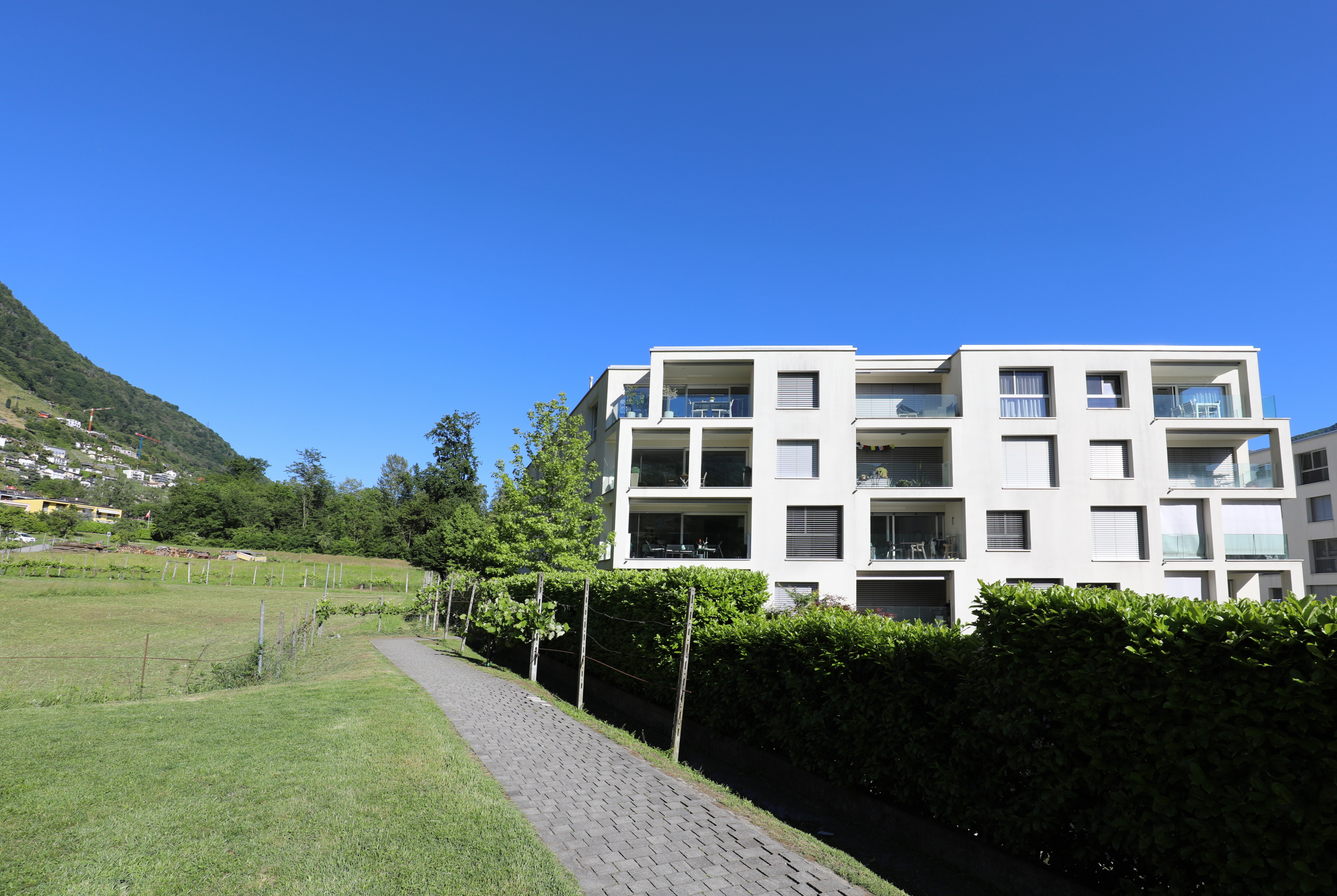 Moderne Wohnanlage mit Bergblick