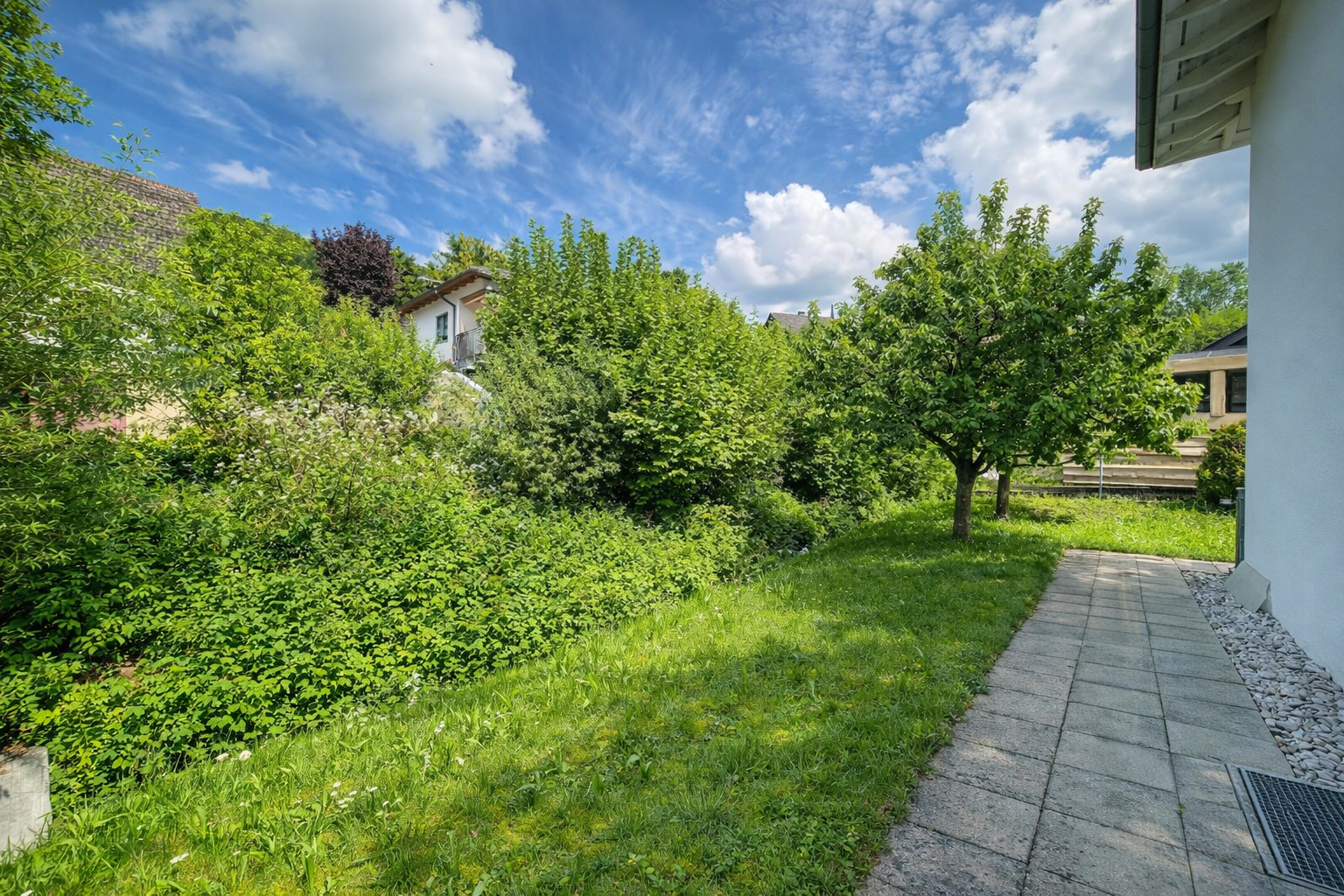 Grüner Garten mit Terrasse