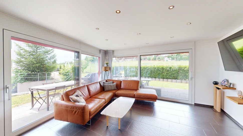Helles Wohnzimmer mit großflächiger Verglasung