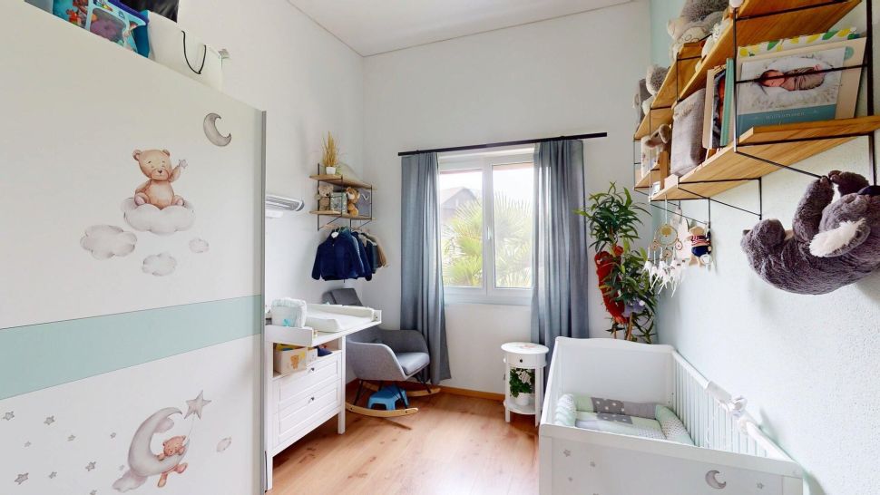 Kinderzimmer mit Fenster und Stauraum