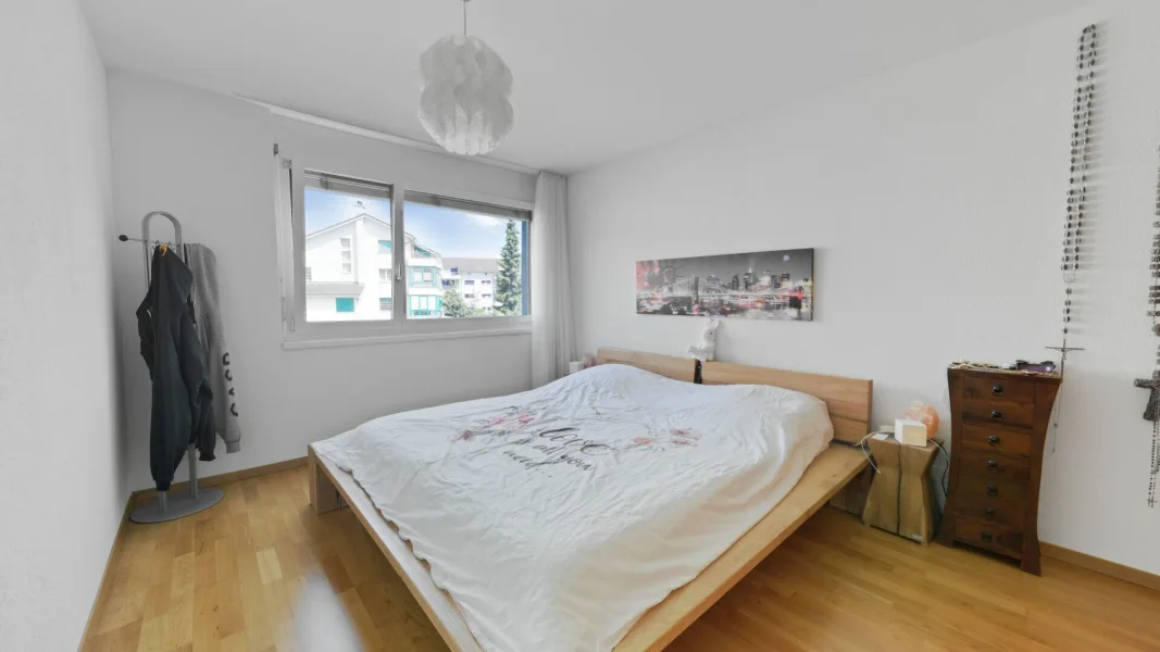 Helles Schlafzimmer mit Doppelbett