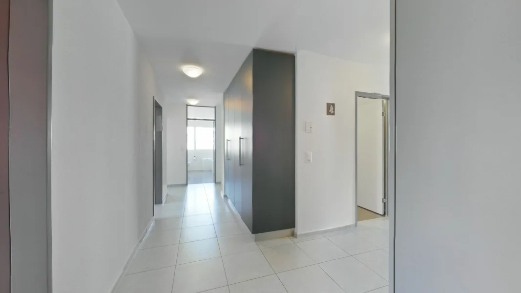 Heller Flur mit Blick in Richtung Badezimmer