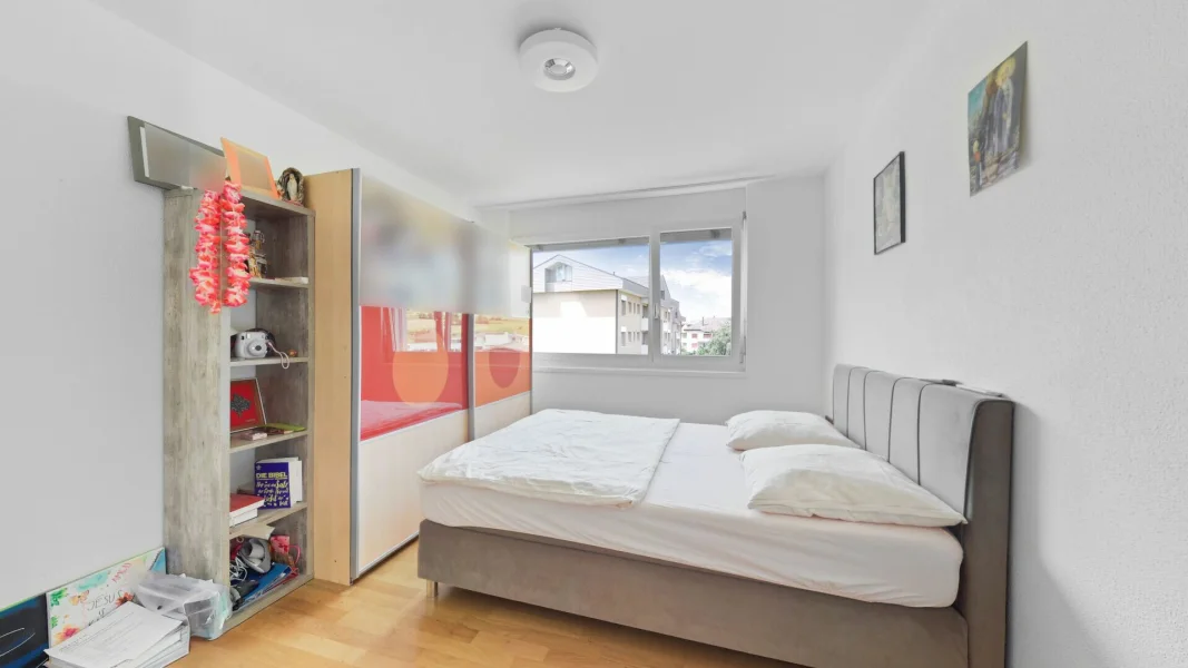 Schlafzimmer mit Fenster und Schrankwand