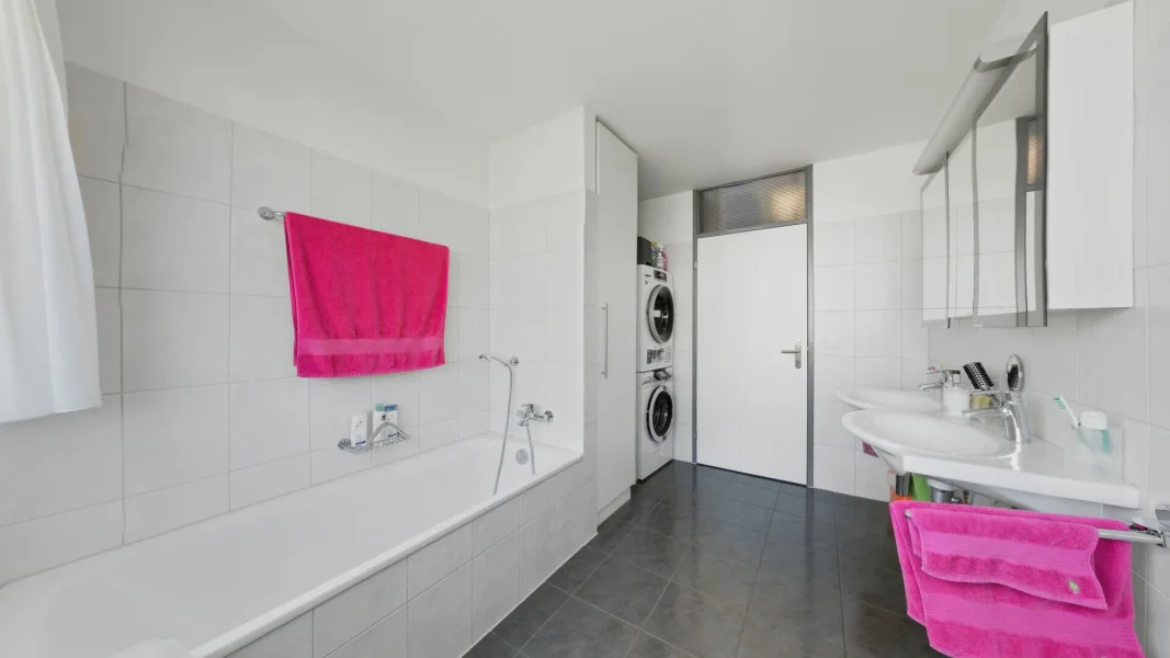 Modernes Badezimmer mit Badewanne und Waschtisch