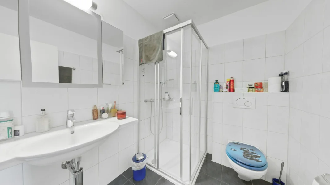 Modernes Badezimmer mit Dusche und WC
