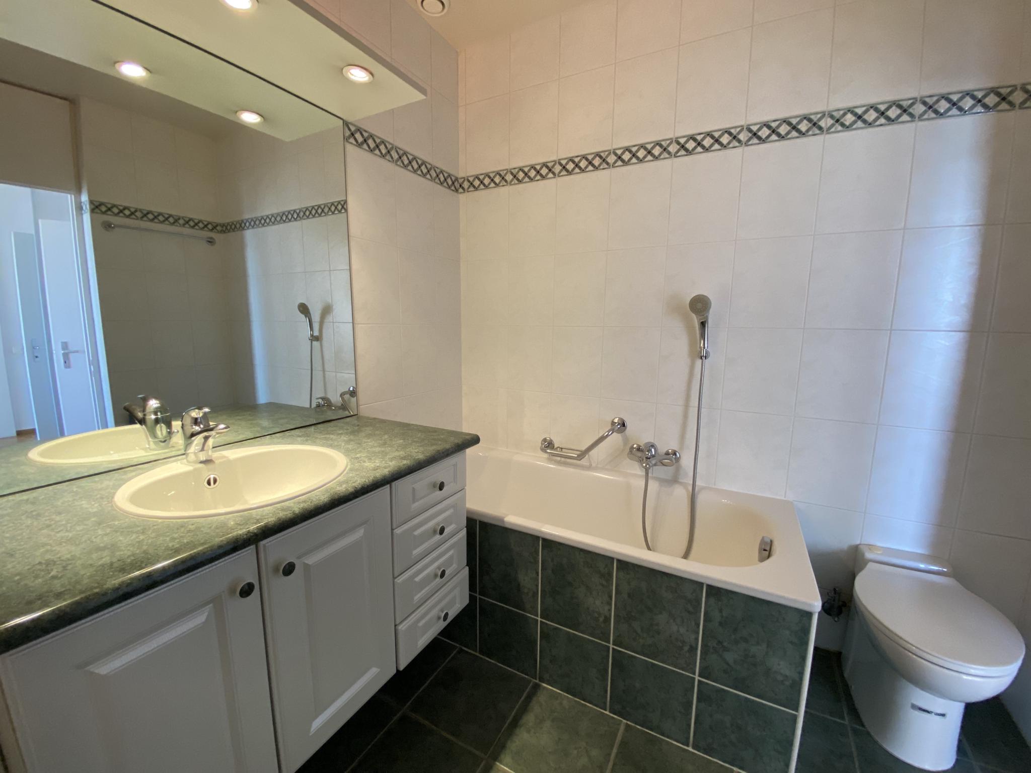 Badezimmer mit Doppelwaschbecken und Wanne