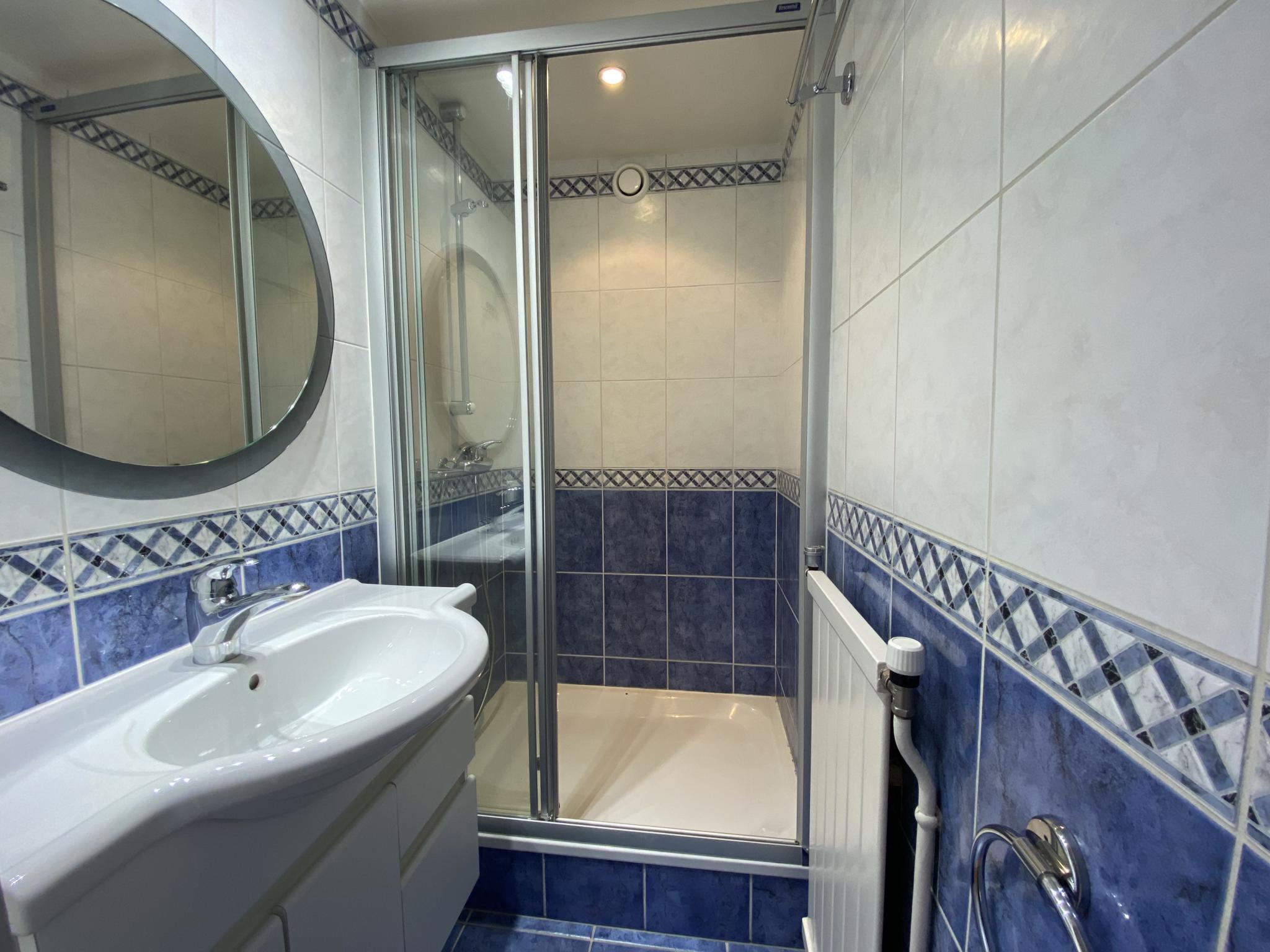 Kleines Badezimmer mit Dusche und Waschbecken