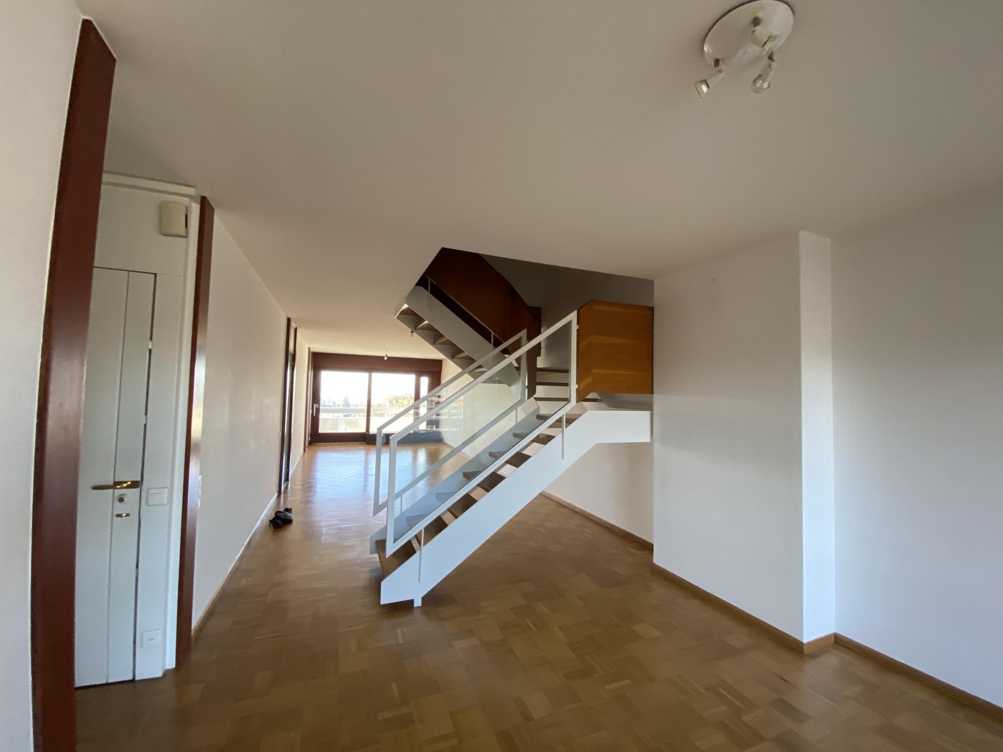 Flur mit Treppe und Parkett