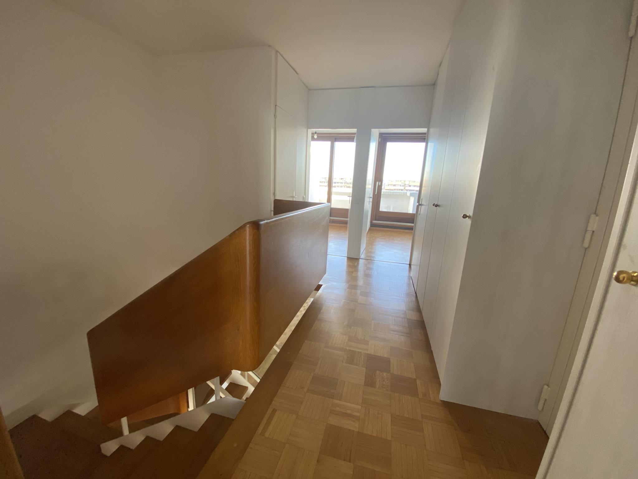 Flur mit Treppenaufgang und Türen