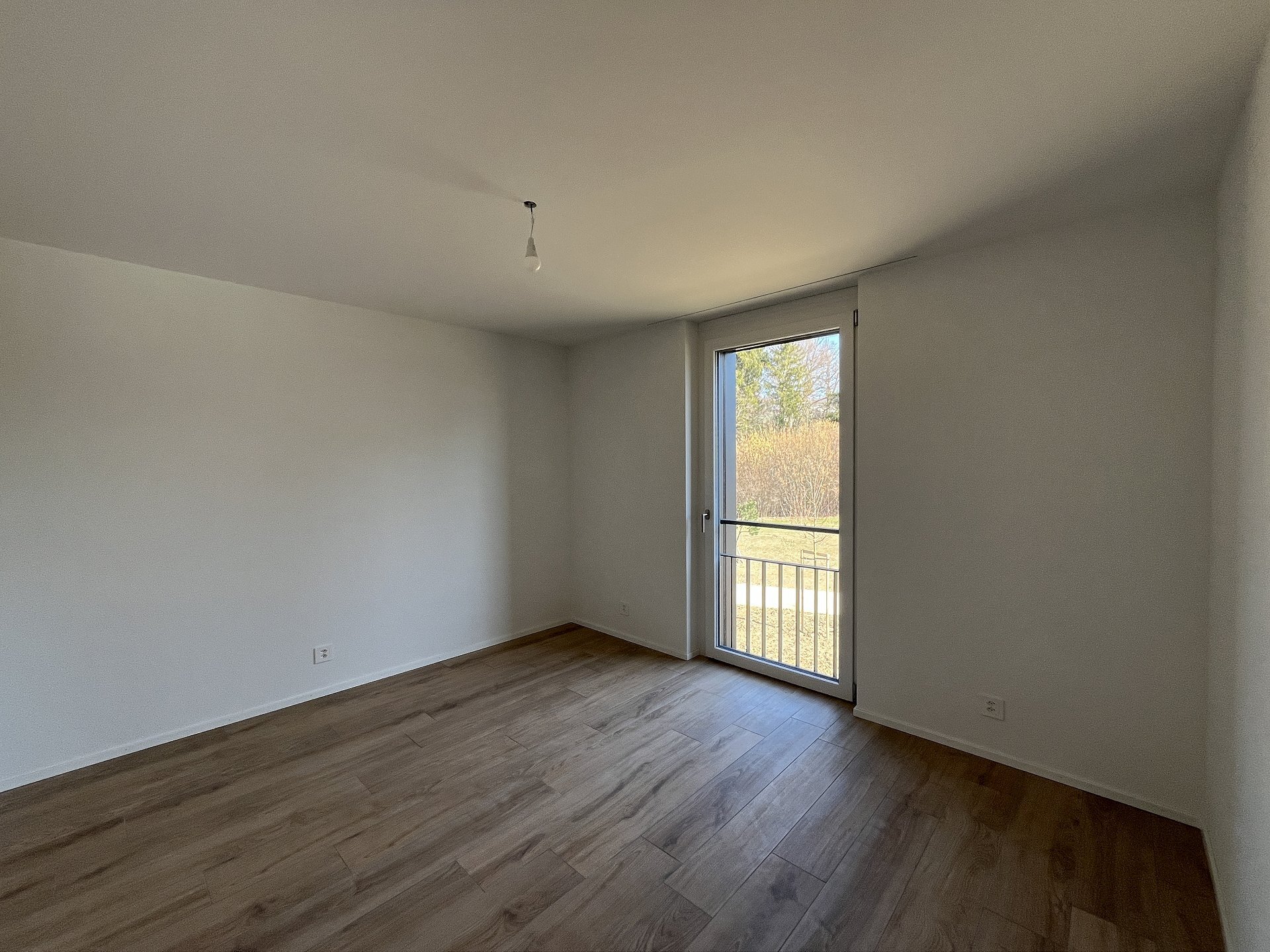 Leerer heller Raum mit Balkon-/Terrassentür
