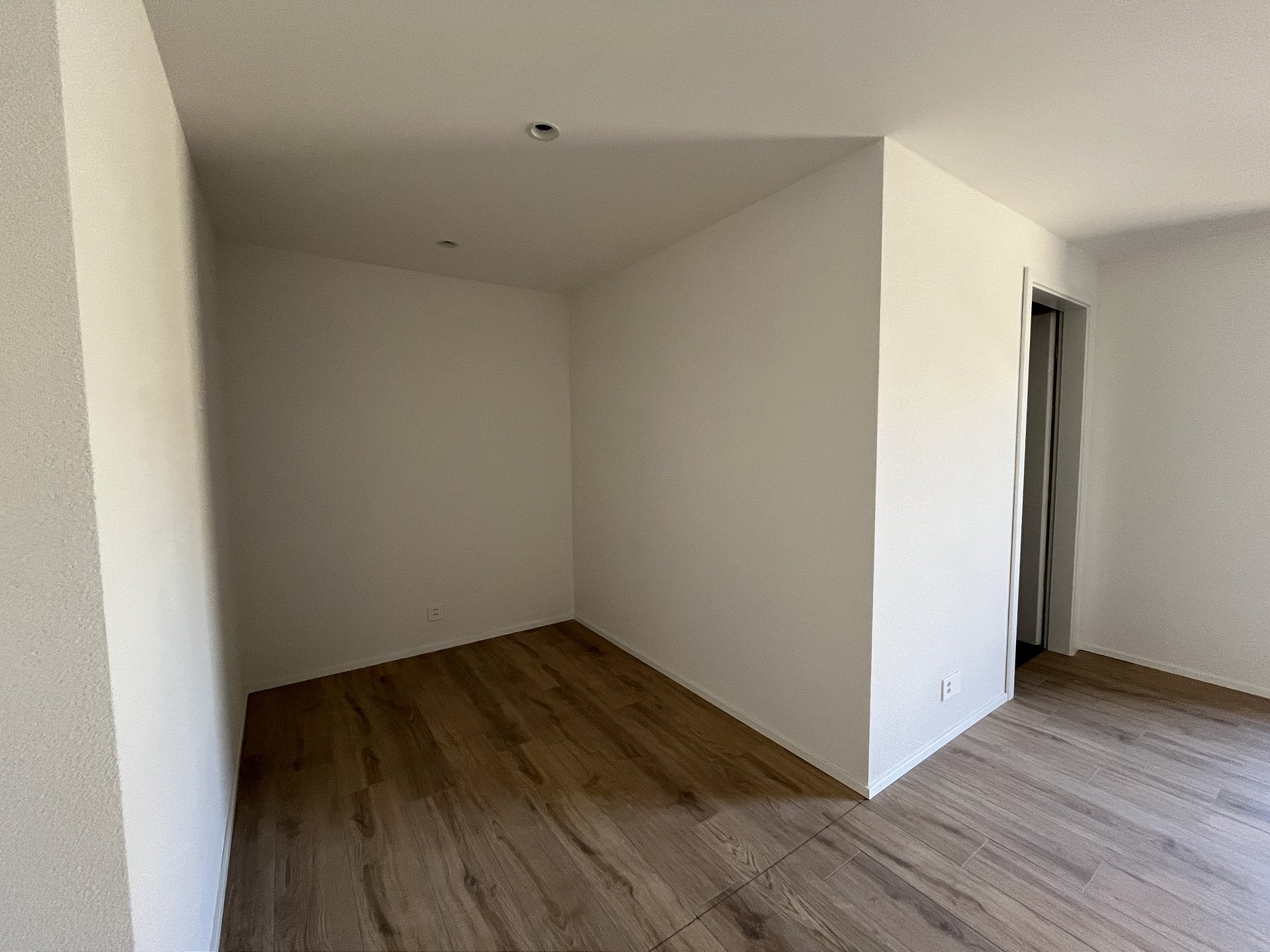 Leerer moderner Innenraum mit Holzoptikboden