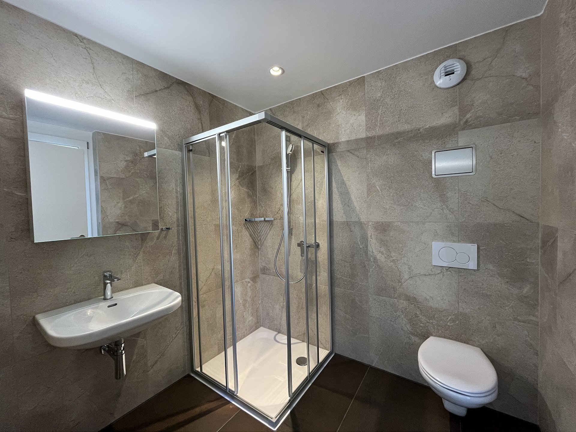 Modernes Badezimmer mit Dusche und WC