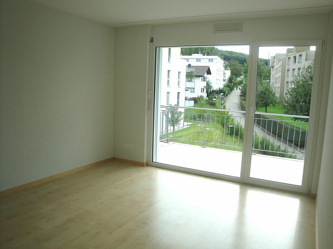 Leerer heller Raum mit Balkon und Ausblick
