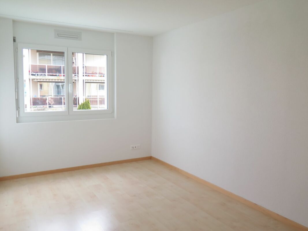 Leerer heller Wohnraum mit Fenster