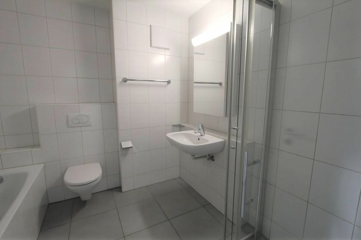 Modernes Badezimmer mit Dusche, WC und Waschbecken