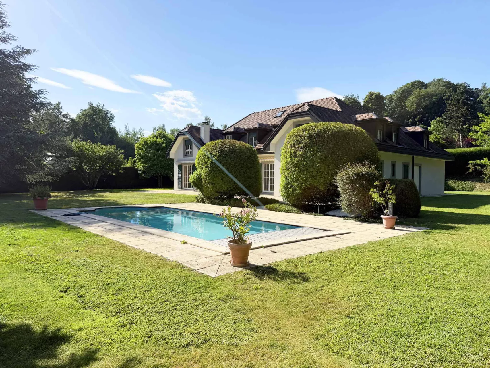 Villa mit Pool und gepflegtem Garten