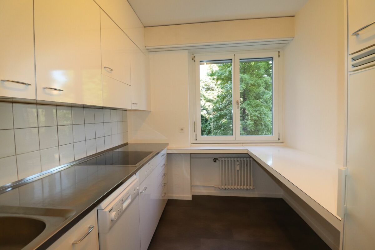 Kompakte Einbauküche mit Fenster