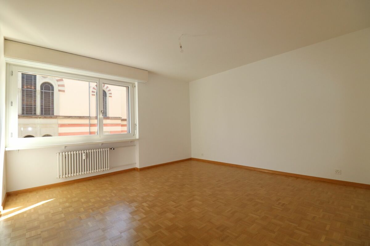 Leerer Wohnraum mit großem Fenster
